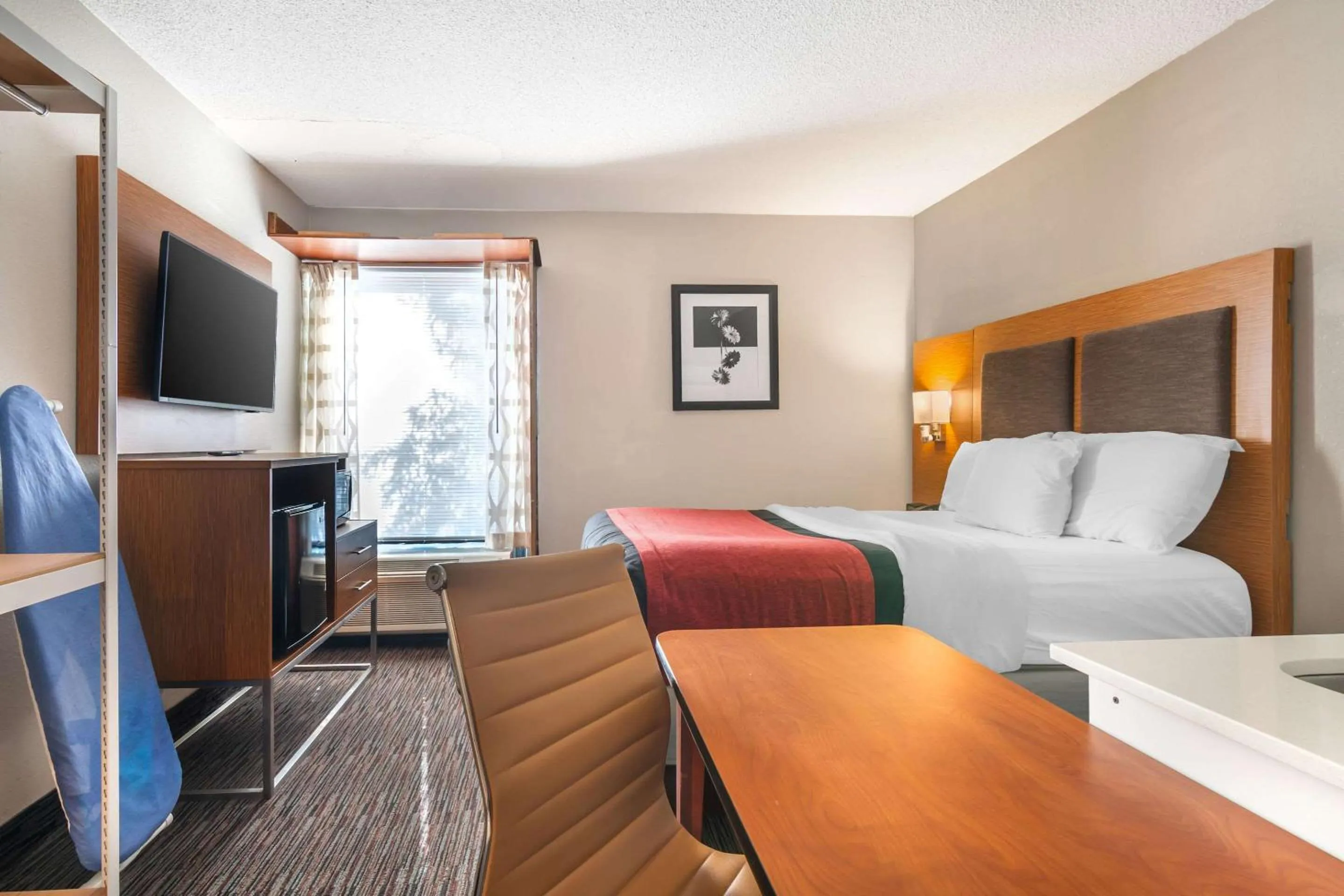 Bedroom, Bed in MainStay Suites Springfield IL