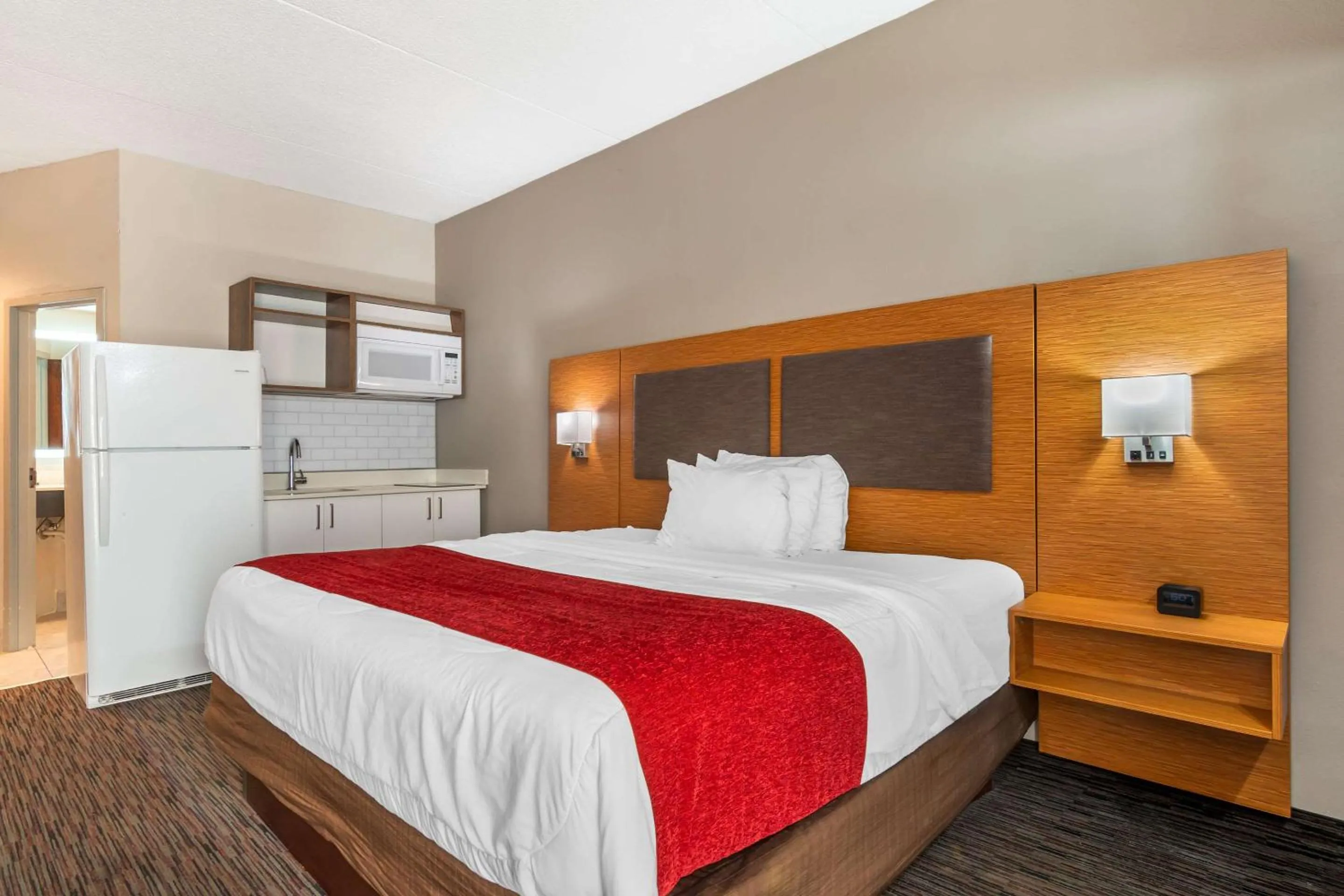 Bedroom, Bed in MainStay Suites Springfield IL