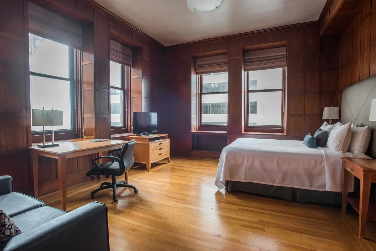 Photo of the whole room, Bed in Magnolia Hotel Downtown Dallas