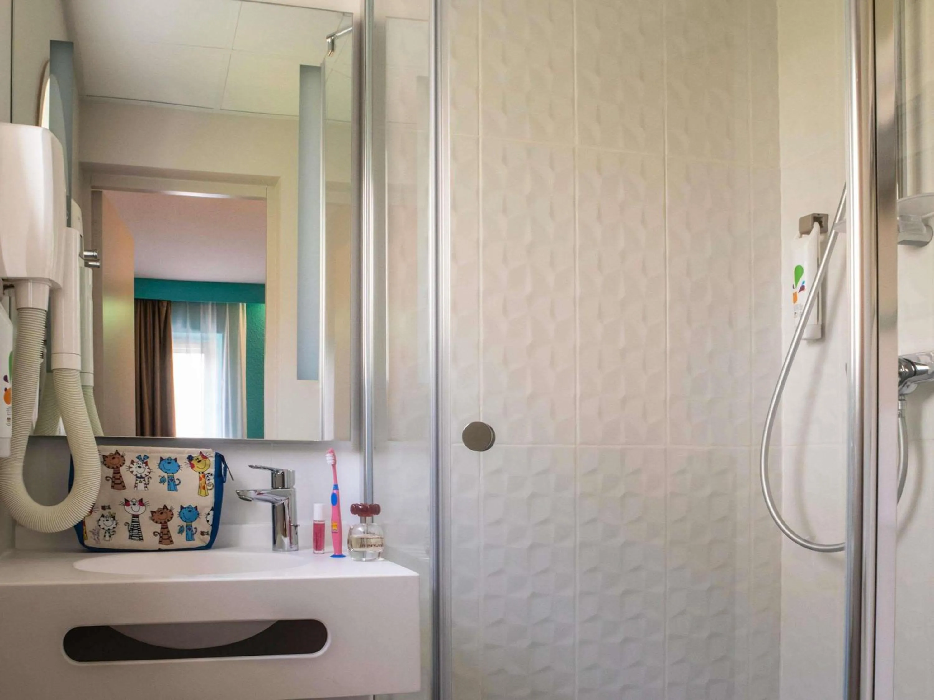 Bedroom in ibis Styles Quimper