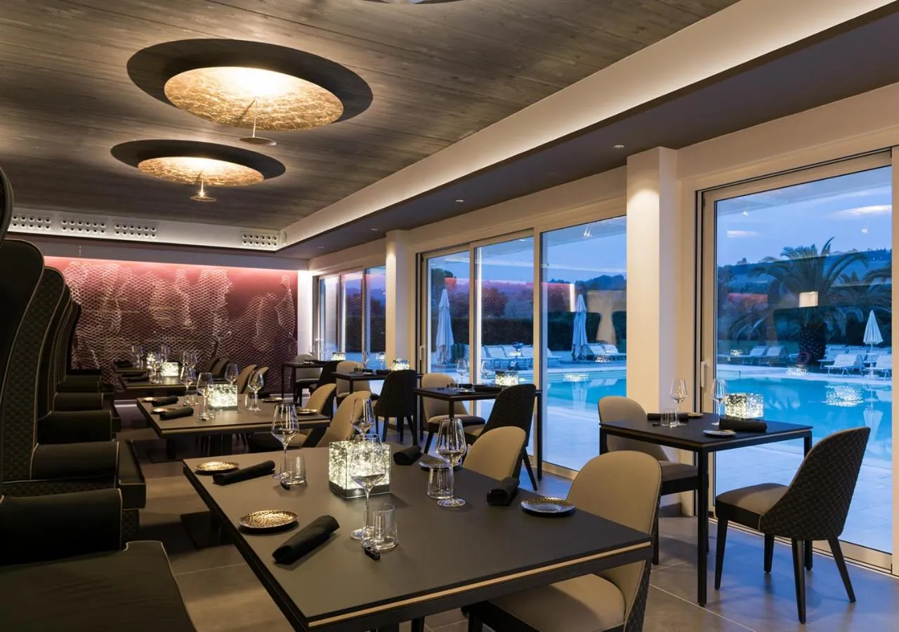 Restaurant/places to eat in Finis Africae Hotel