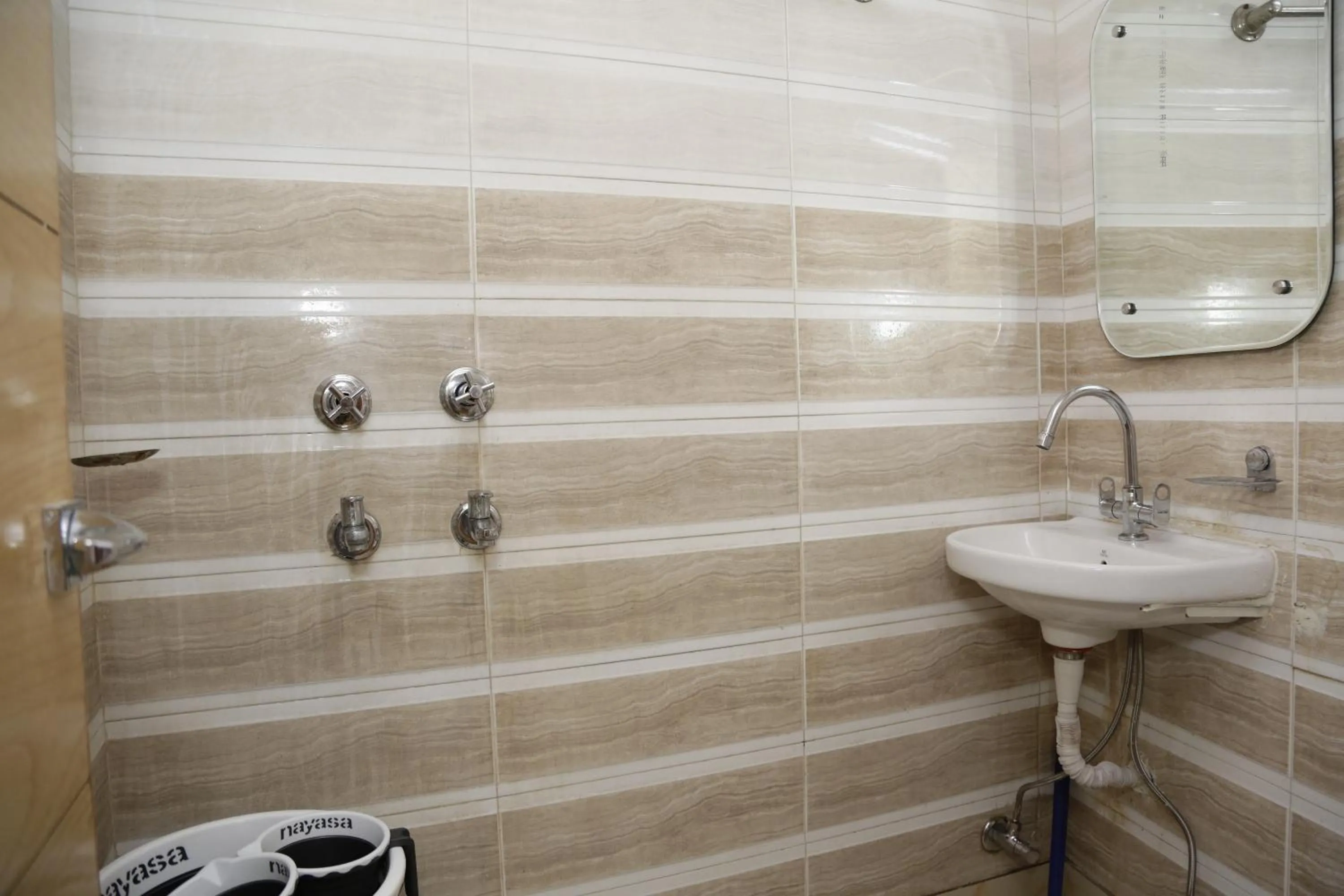 Bathroom in Backpackers Heaven New King - New Delhi Train Station