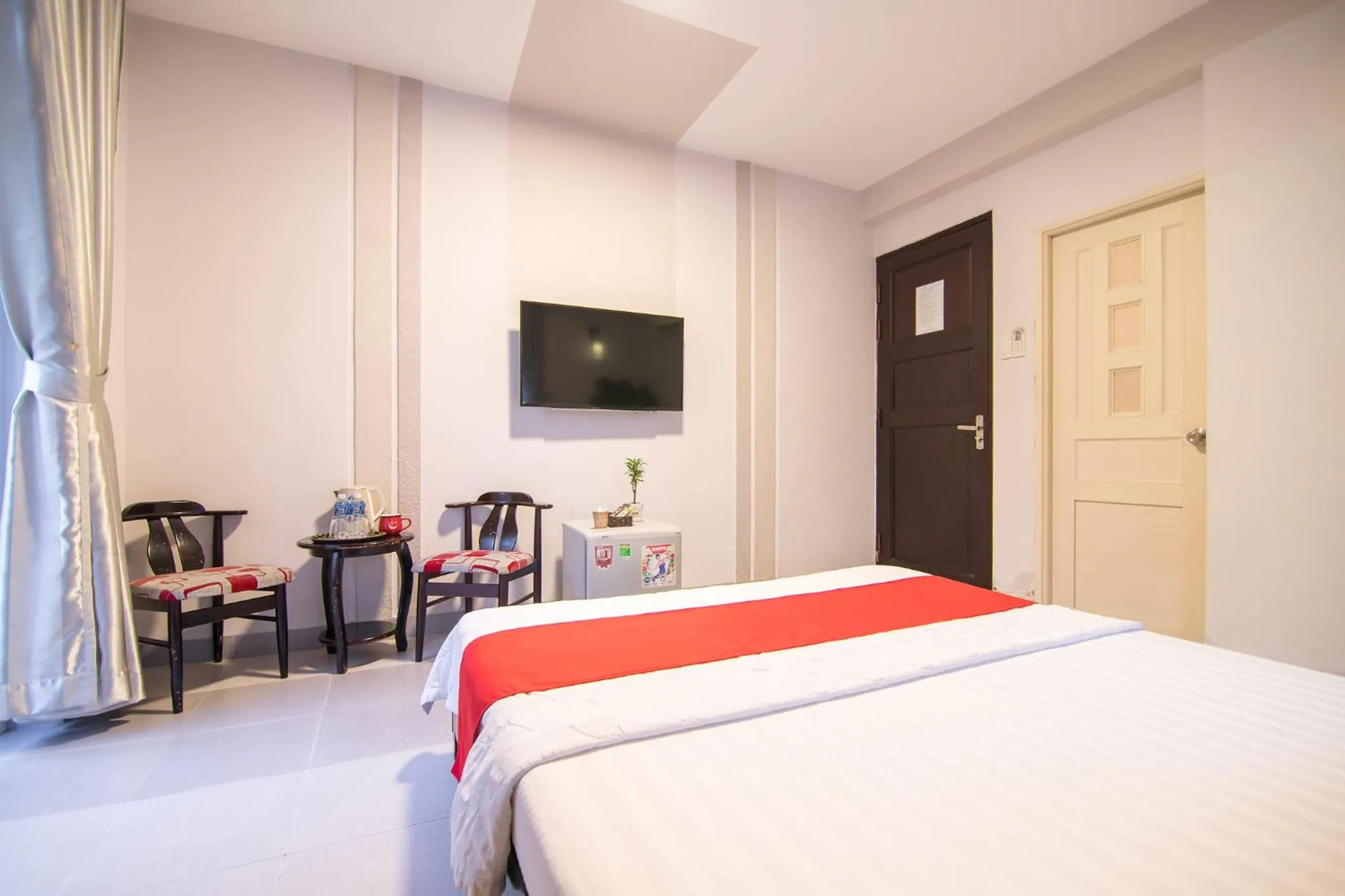 Communal lounge/ TV room, Bed in Bin Bin Hotel 1 - Near RMIT University