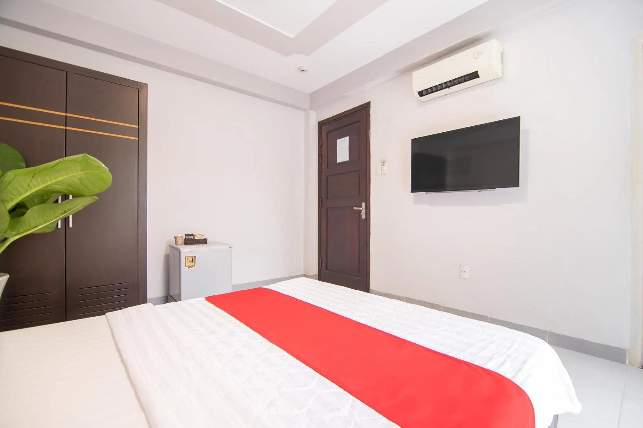 Communal lounge/ TV room, Bed in Bin Bin Hotel 1 - Near RMIT University