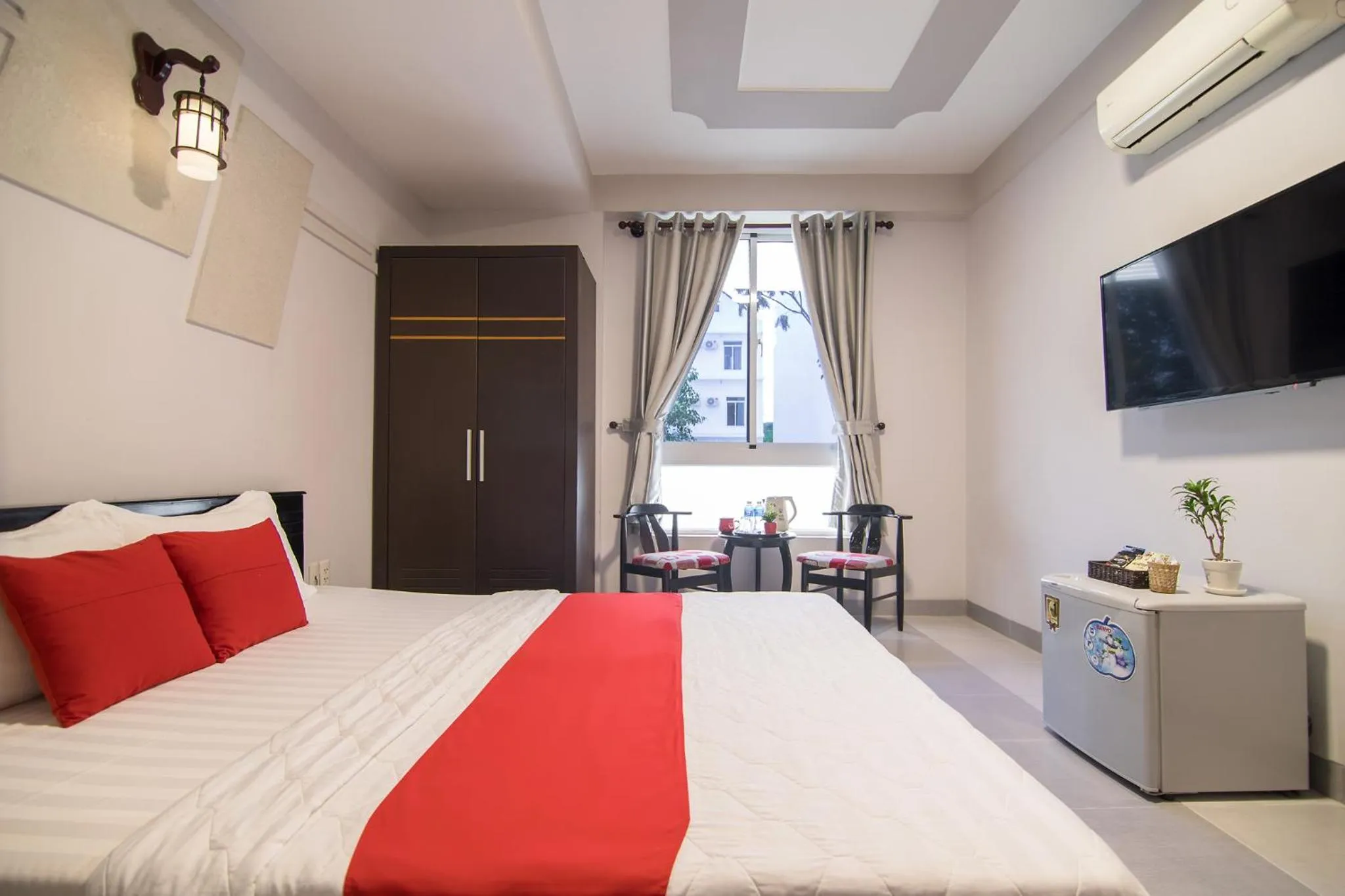 Communal lounge/ TV room, Bed in Bin Bin Hotel 1 - Near RMIT University