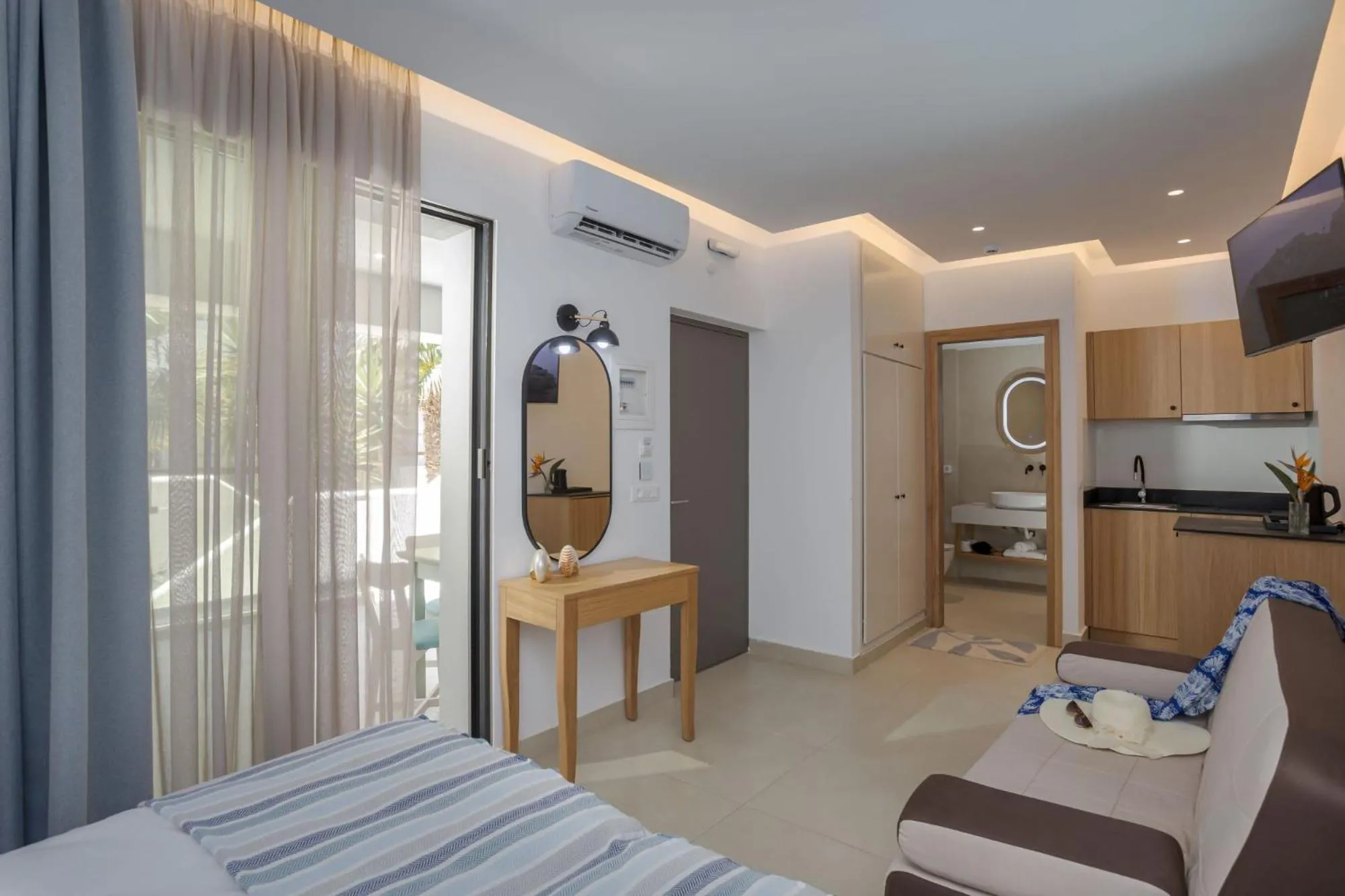 Kitchen or kitchenette, Bed in Galazio Beach Resort