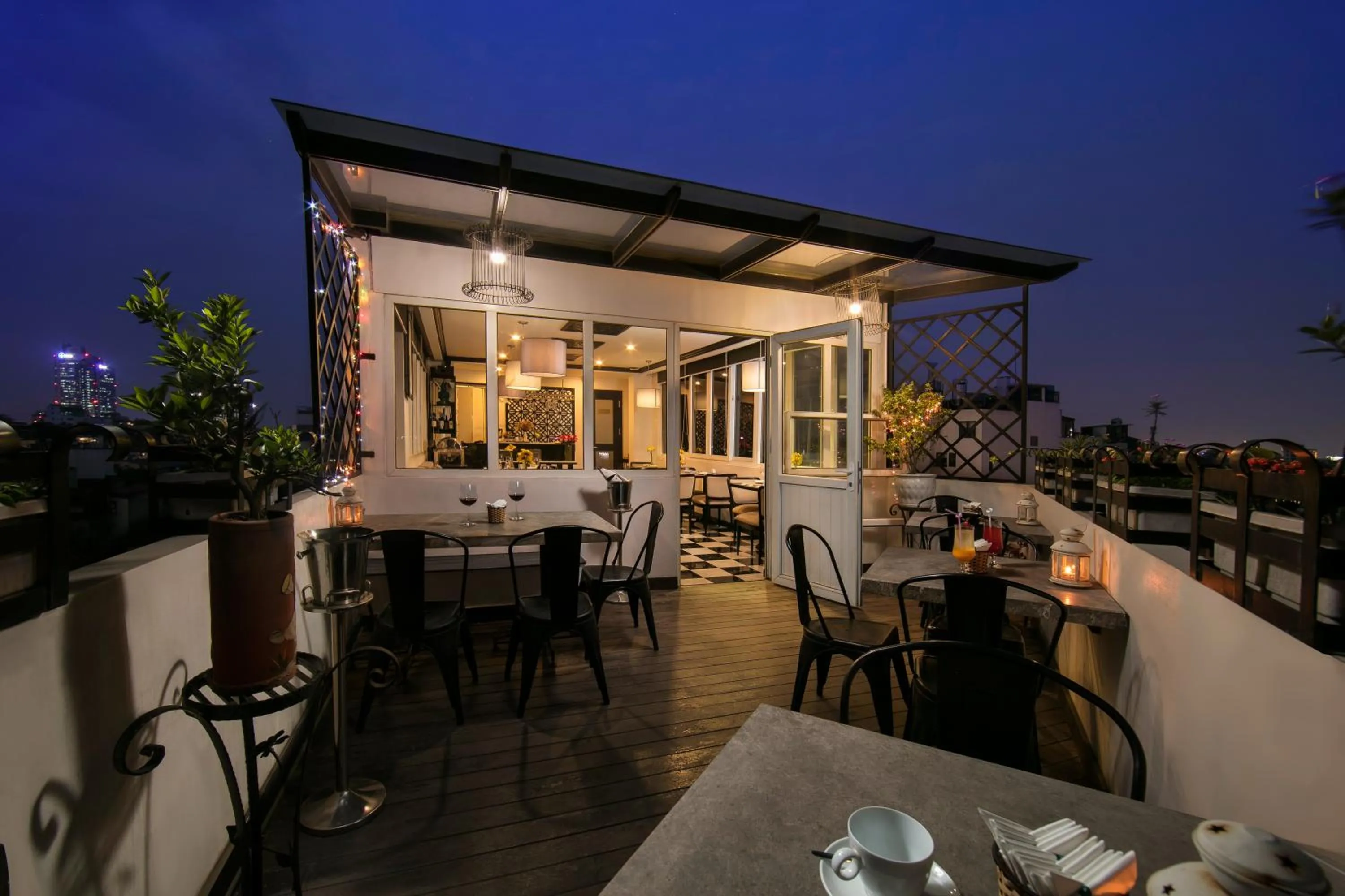 Restaurant/places to eat in Serenity Diamond Hotel