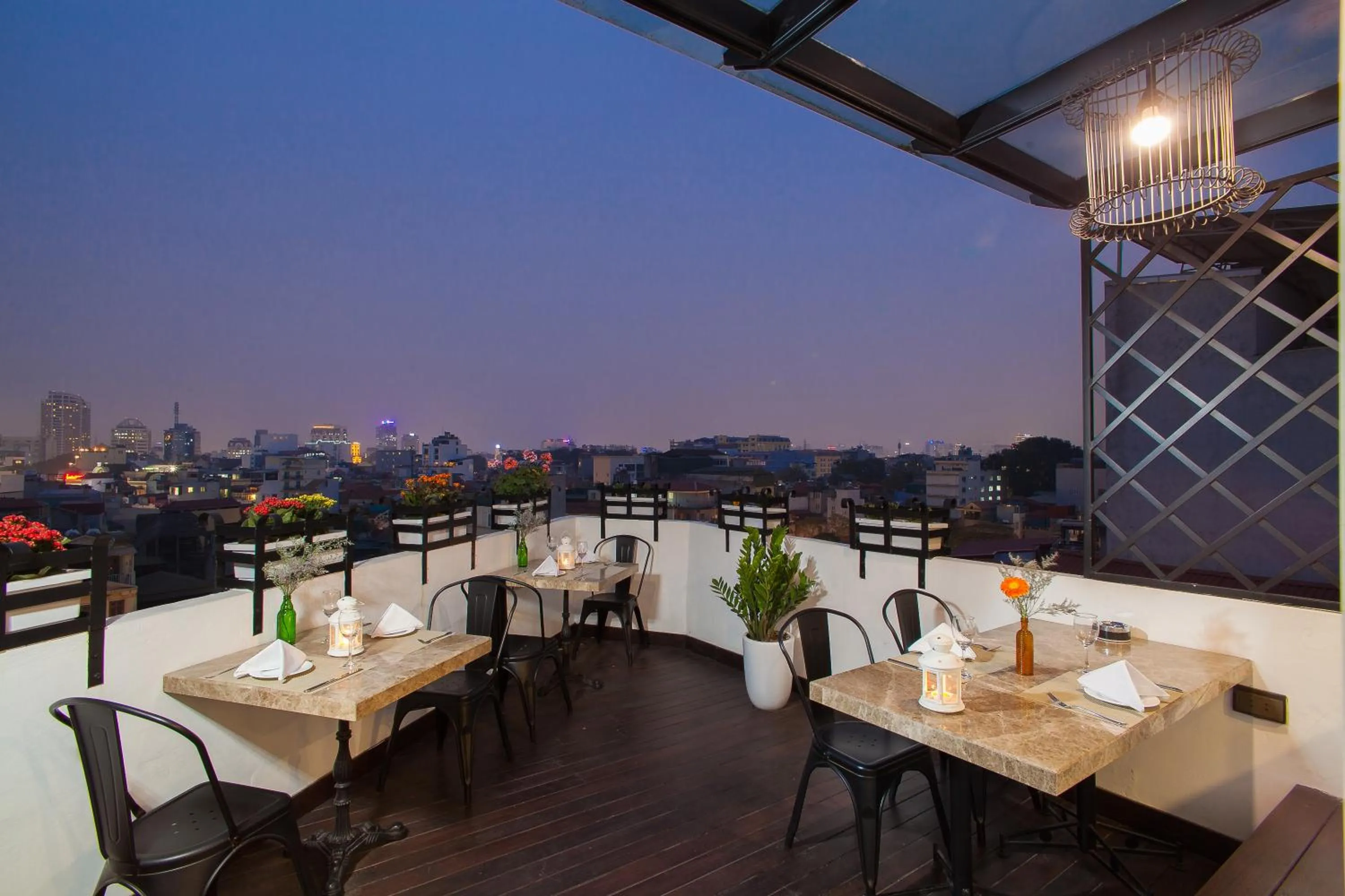 Restaurant/places to eat in Serenity Diamond Hotel