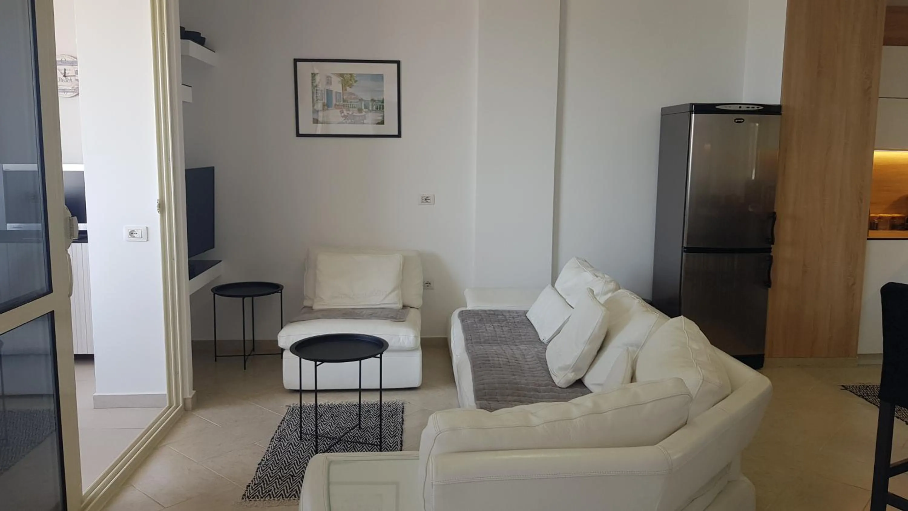 TV and multimedia in M&I Beach Apartment with Sea View