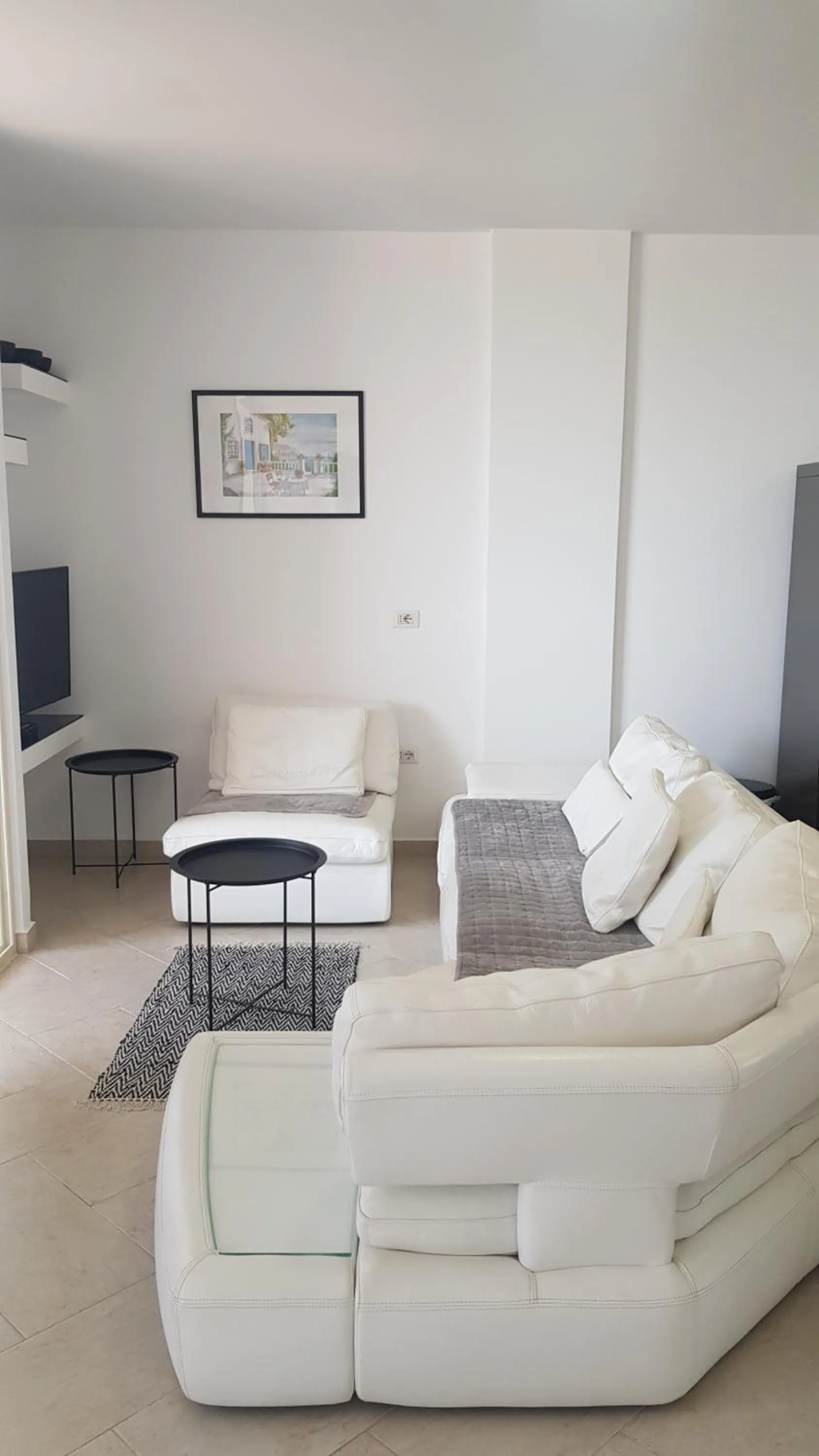 TV and multimedia in M&I Beach Apartment with Sea View
