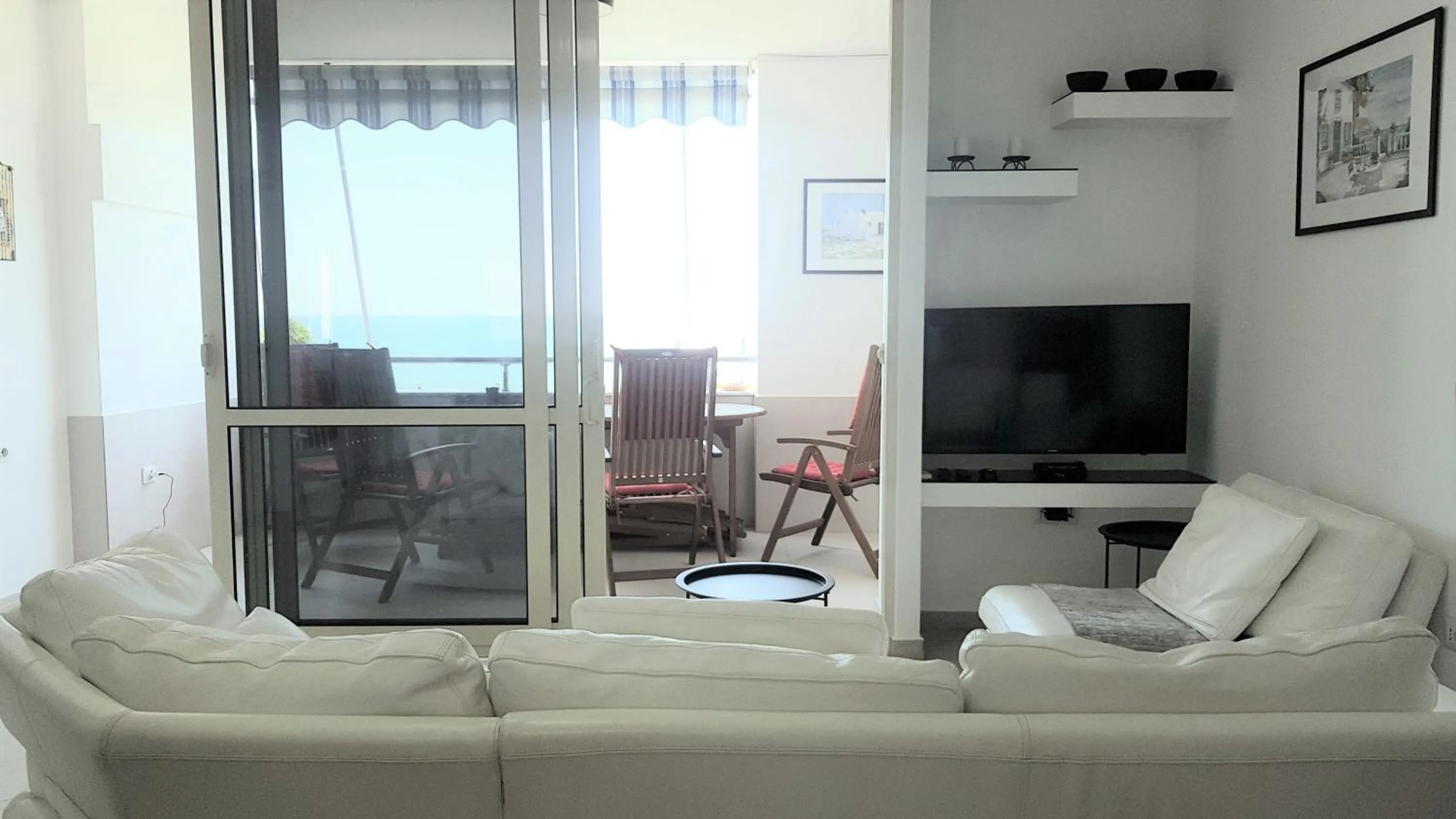 TV and multimedia in M&I Beach Apartment with Sea View