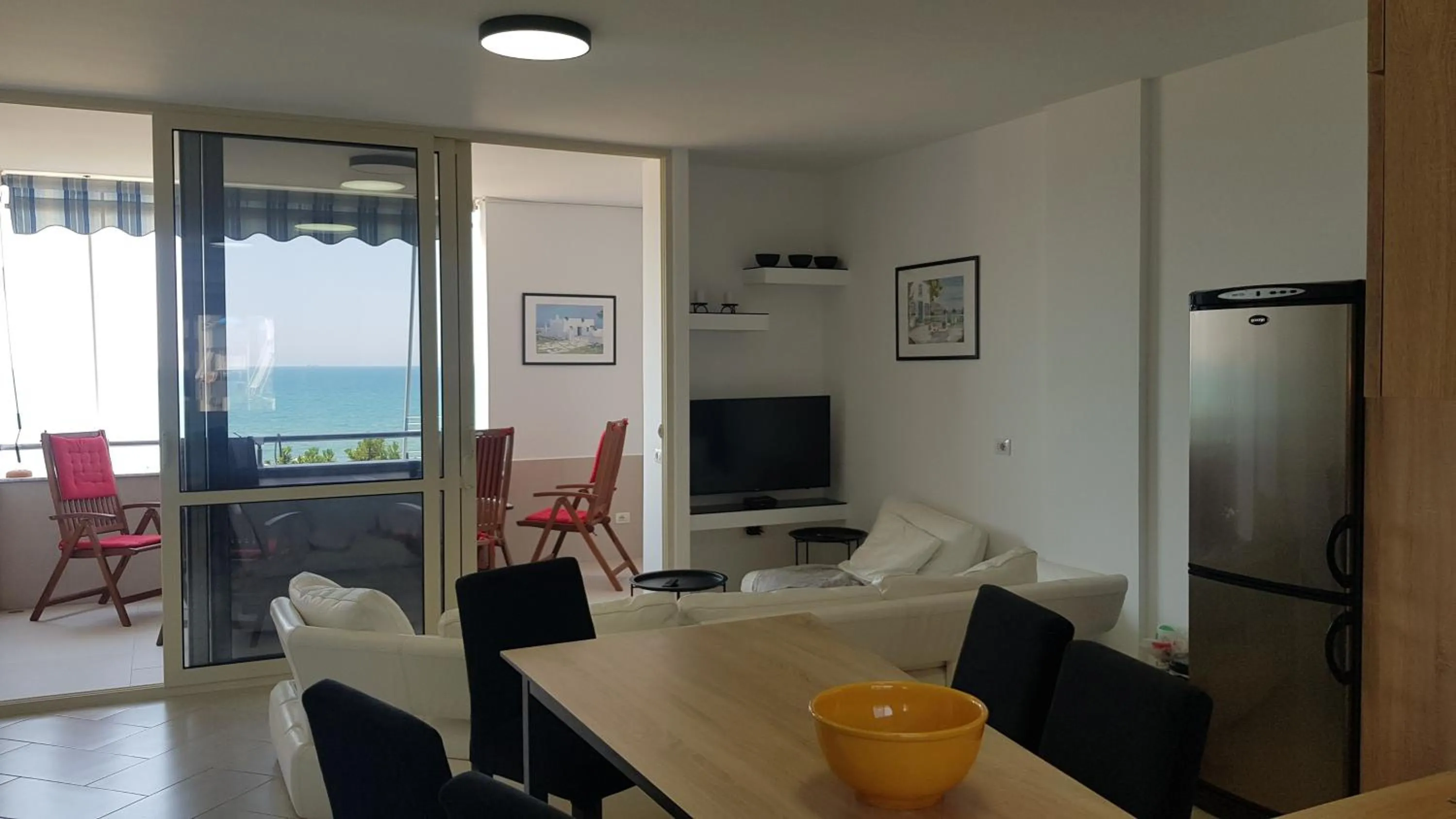 TV and multimedia in M&I Beach Apartment with Sea View