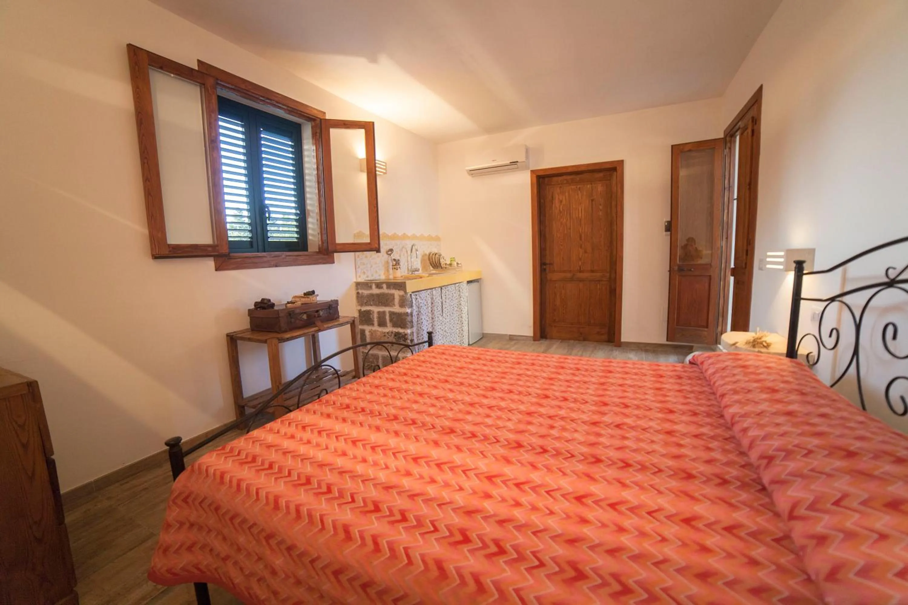 Kitchen or kitchenette, Bed in Masseria Fracchicchi