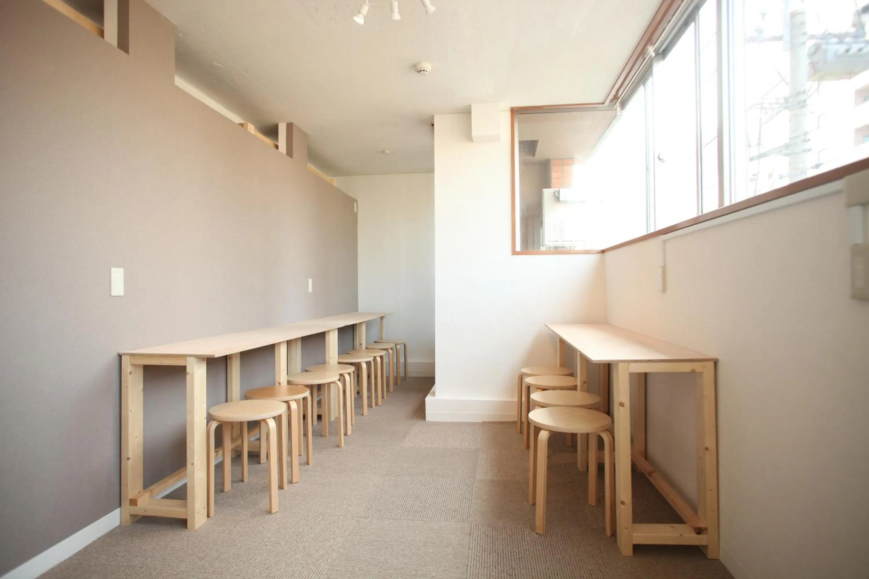 Communal lounge/ TV room in Base Inn Tabata