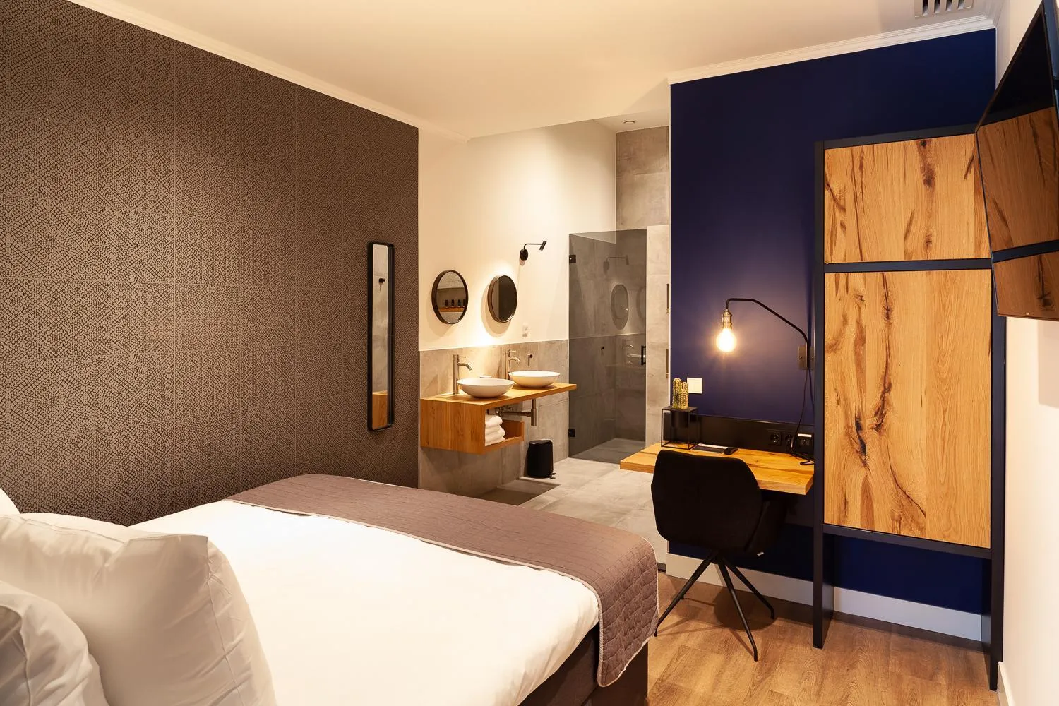 Shower, Bed in Hotel Julien