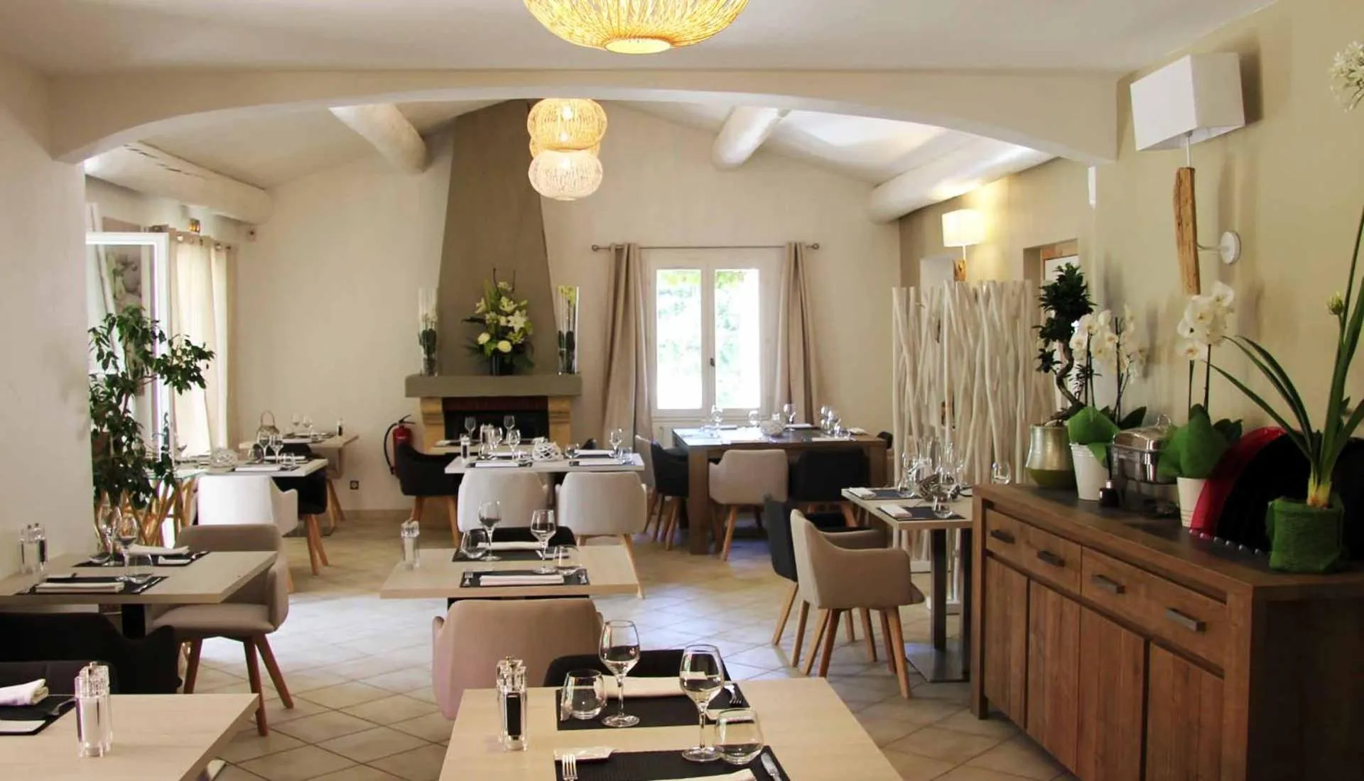 Restaurant/places to eat in Le Jardin de Celina