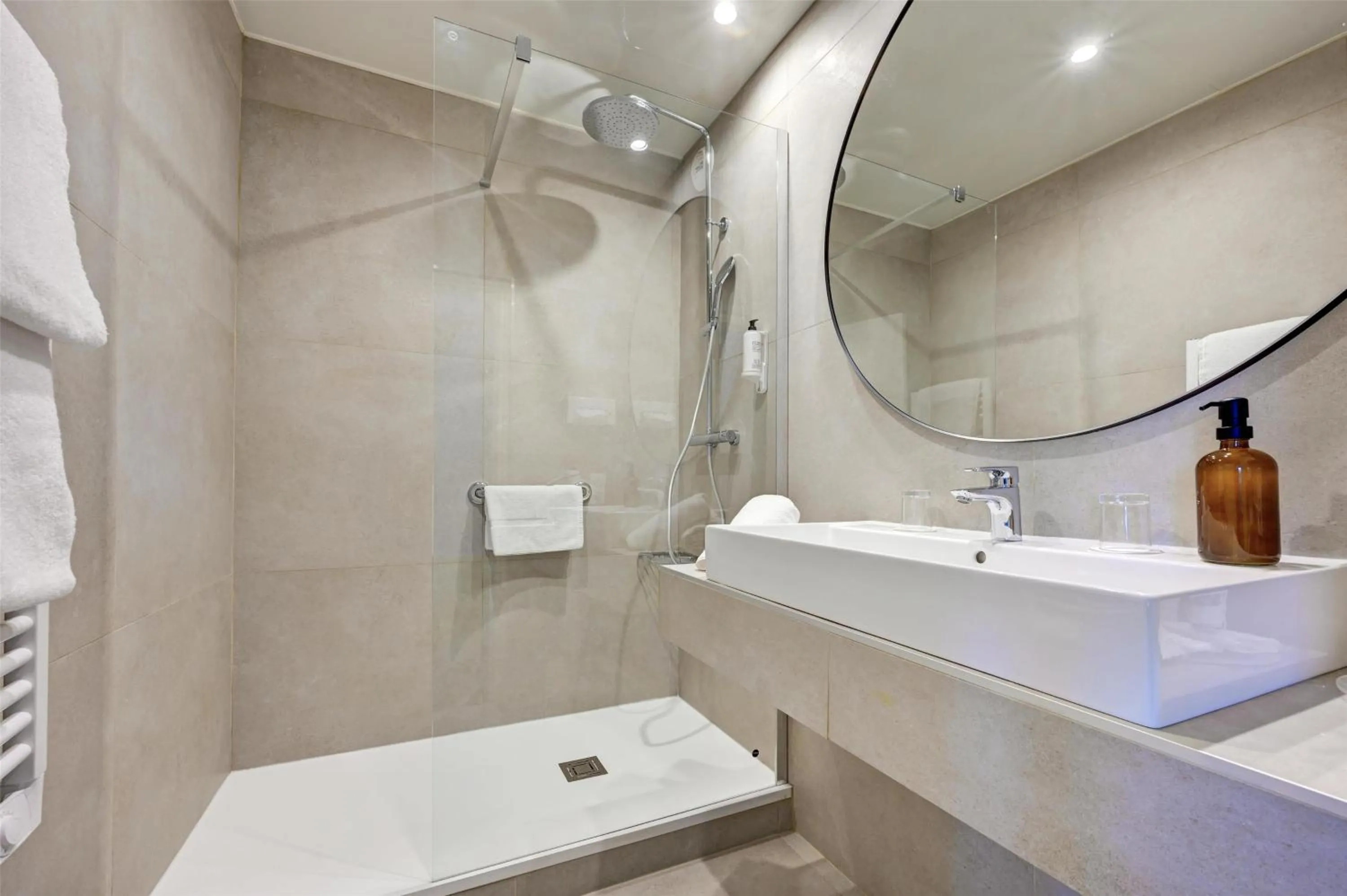 Bedroom in Best Western Sévan Parc Hôtel