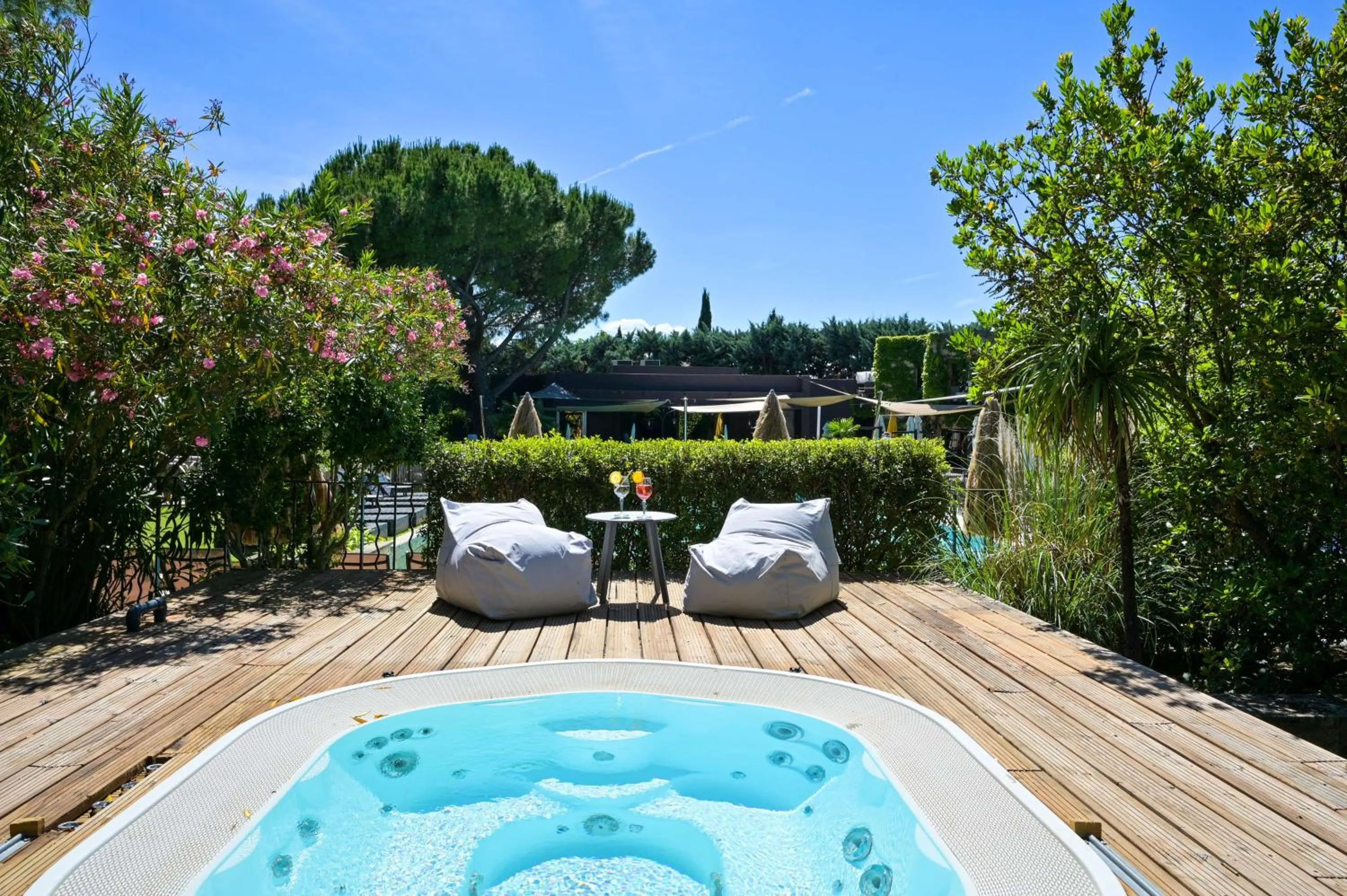 Pool view in Best Western Sévan Parc Hôtel