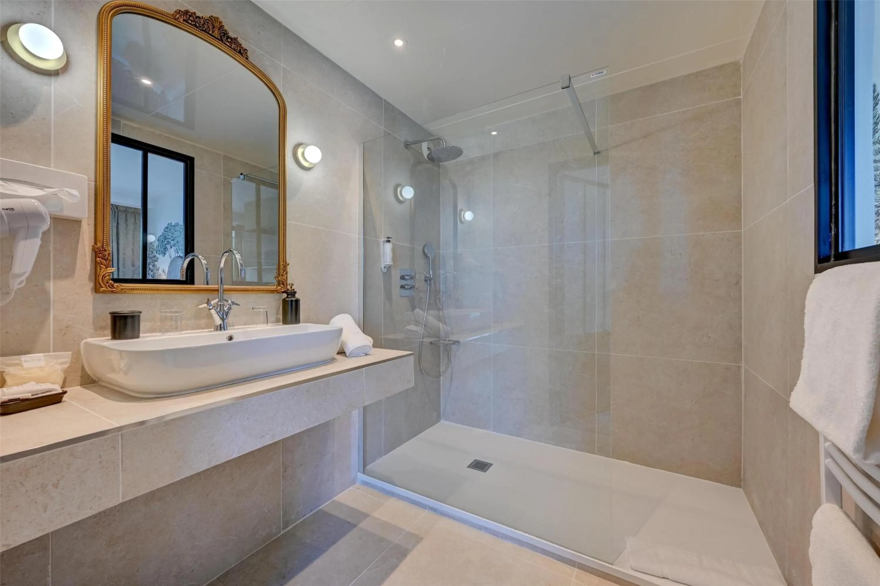 Bedroom in Best Western Sévan Parc Hôtel