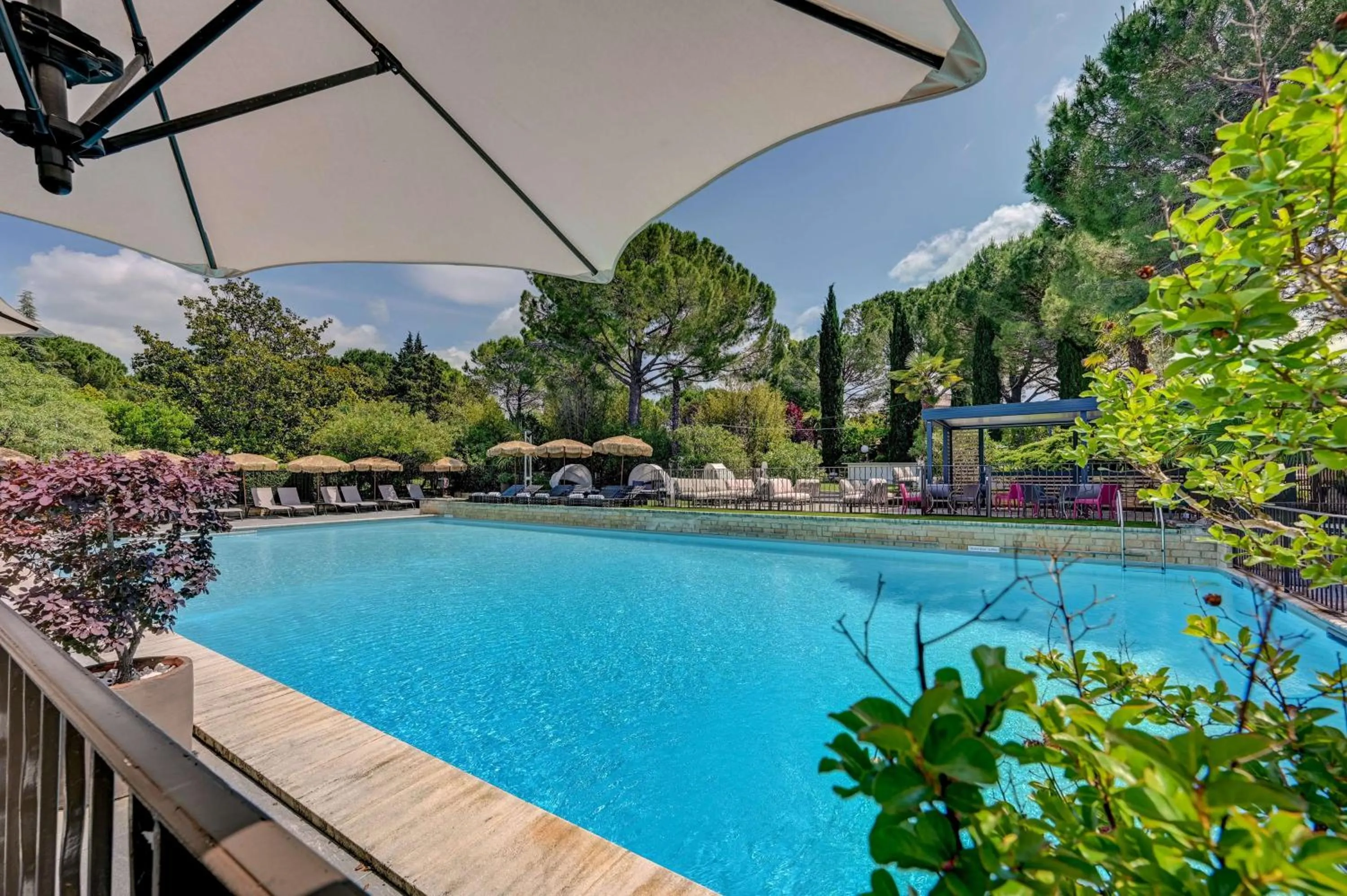 Pool view in Best Western Sévan Parc Hôtel
