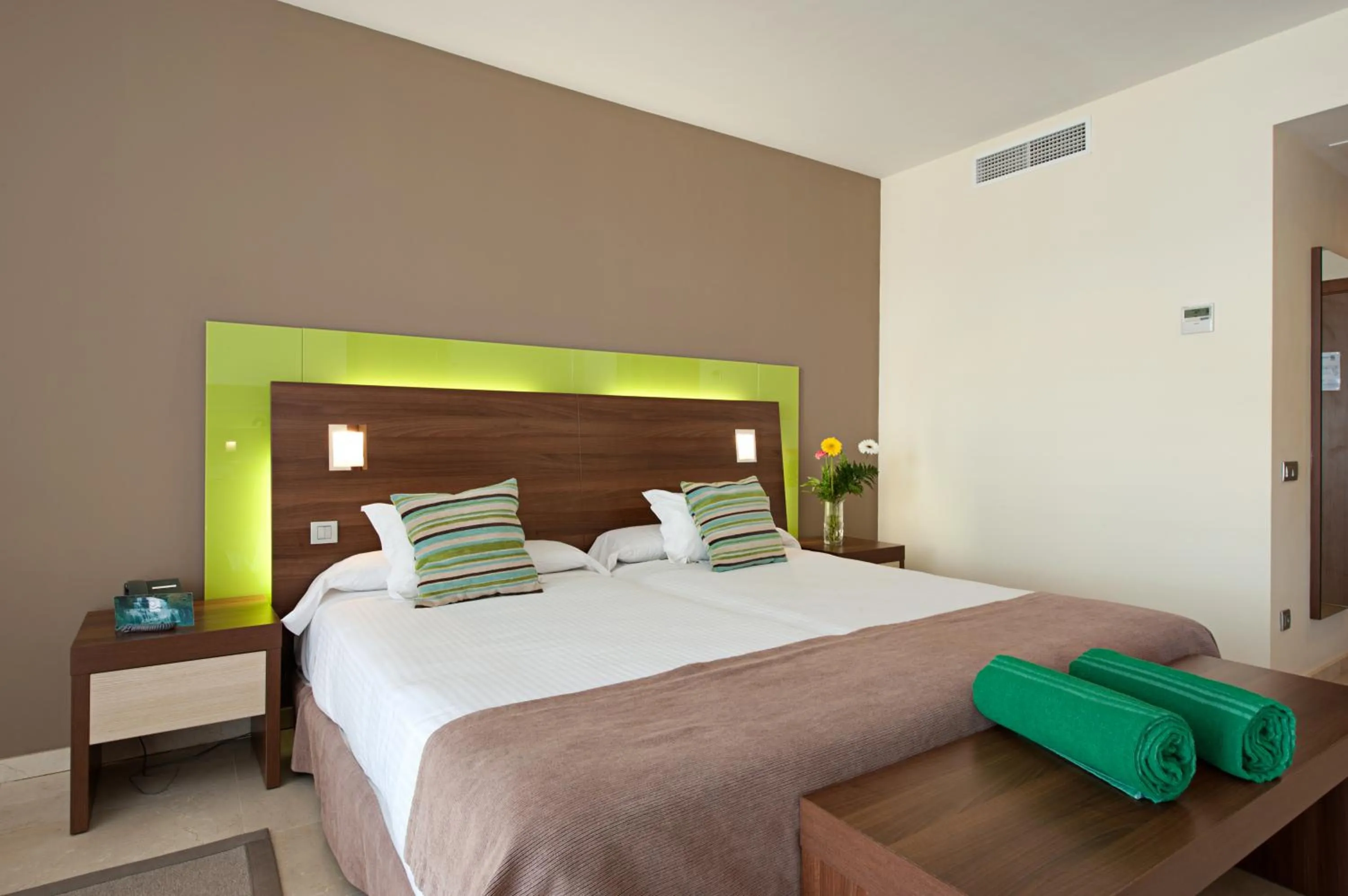 Bed in Hotel LIVVO Valle Taurito & Aquapark