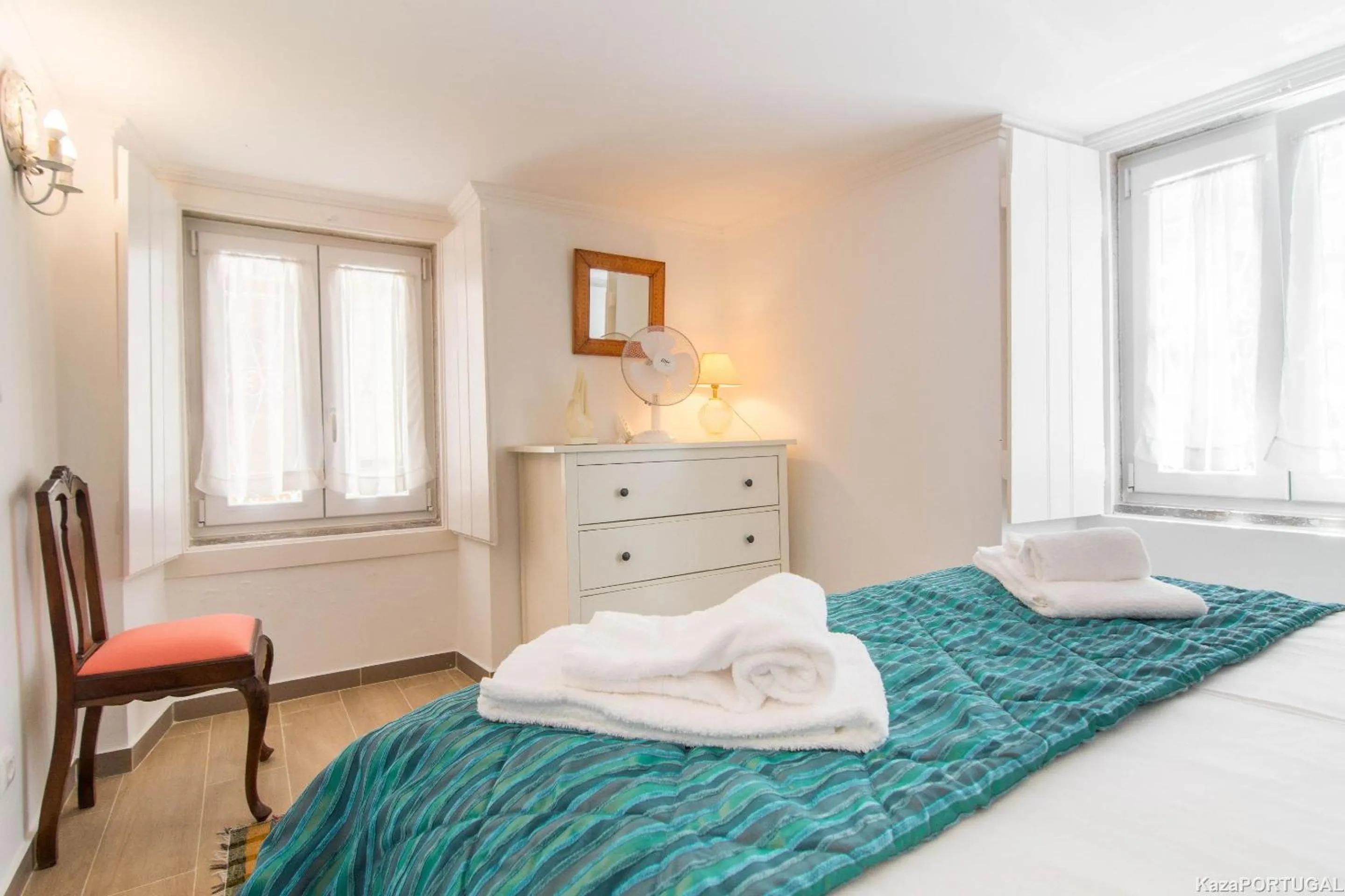 Bedroom, Bed in Gomes Freire Delight