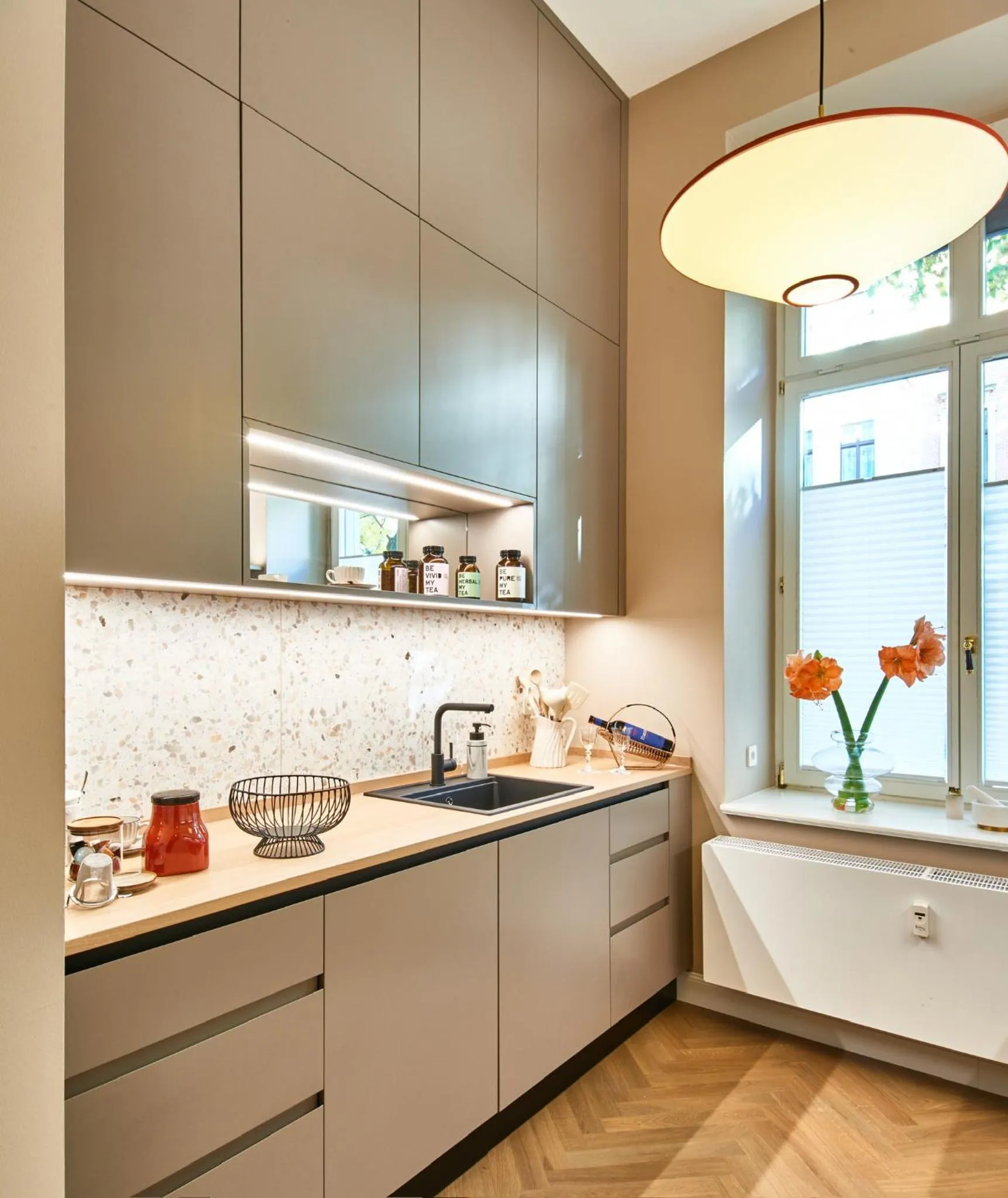 Kitchen or kitchenette in Cora Apartments