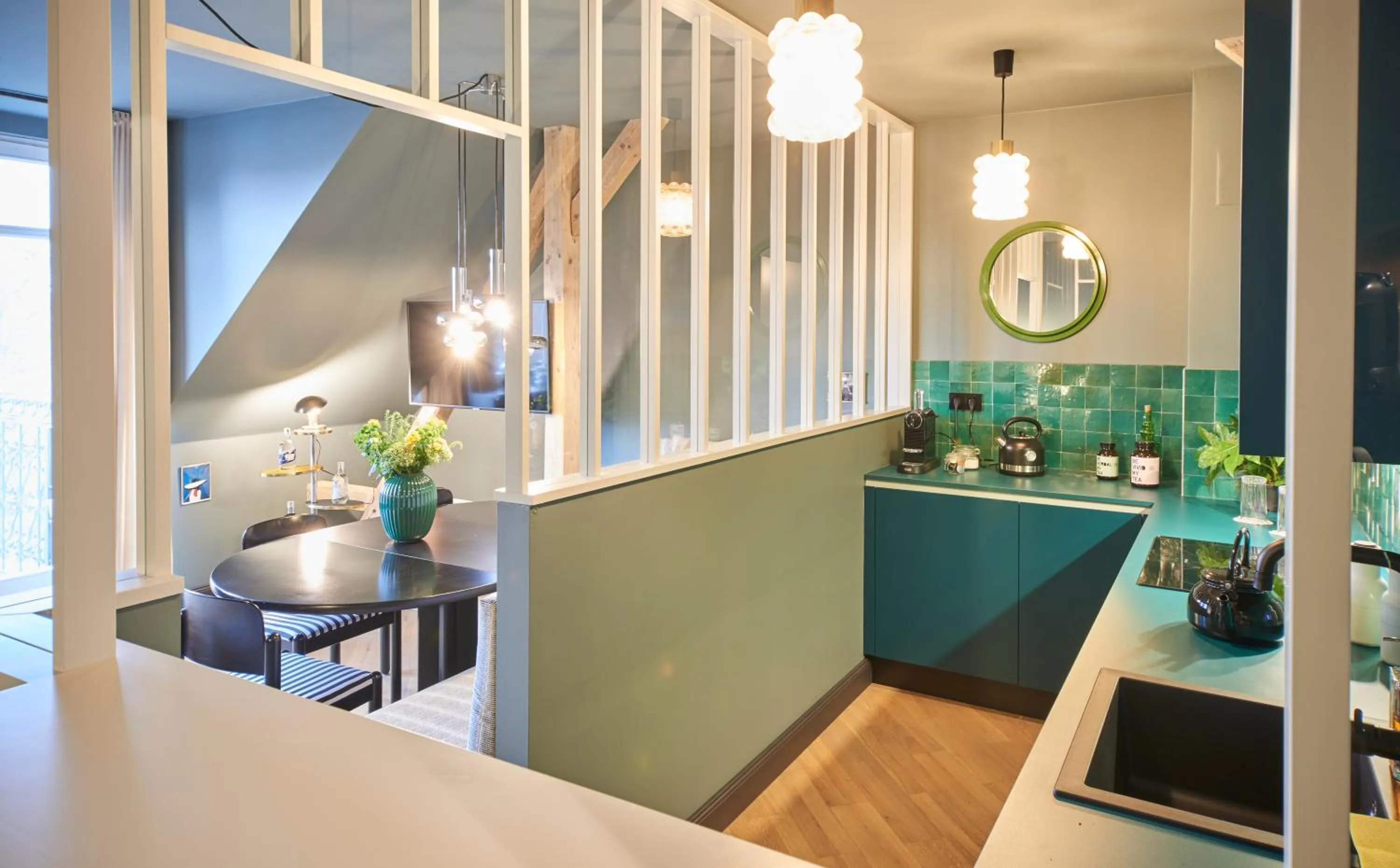 Kitchen or kitchenette in Cora Apartments