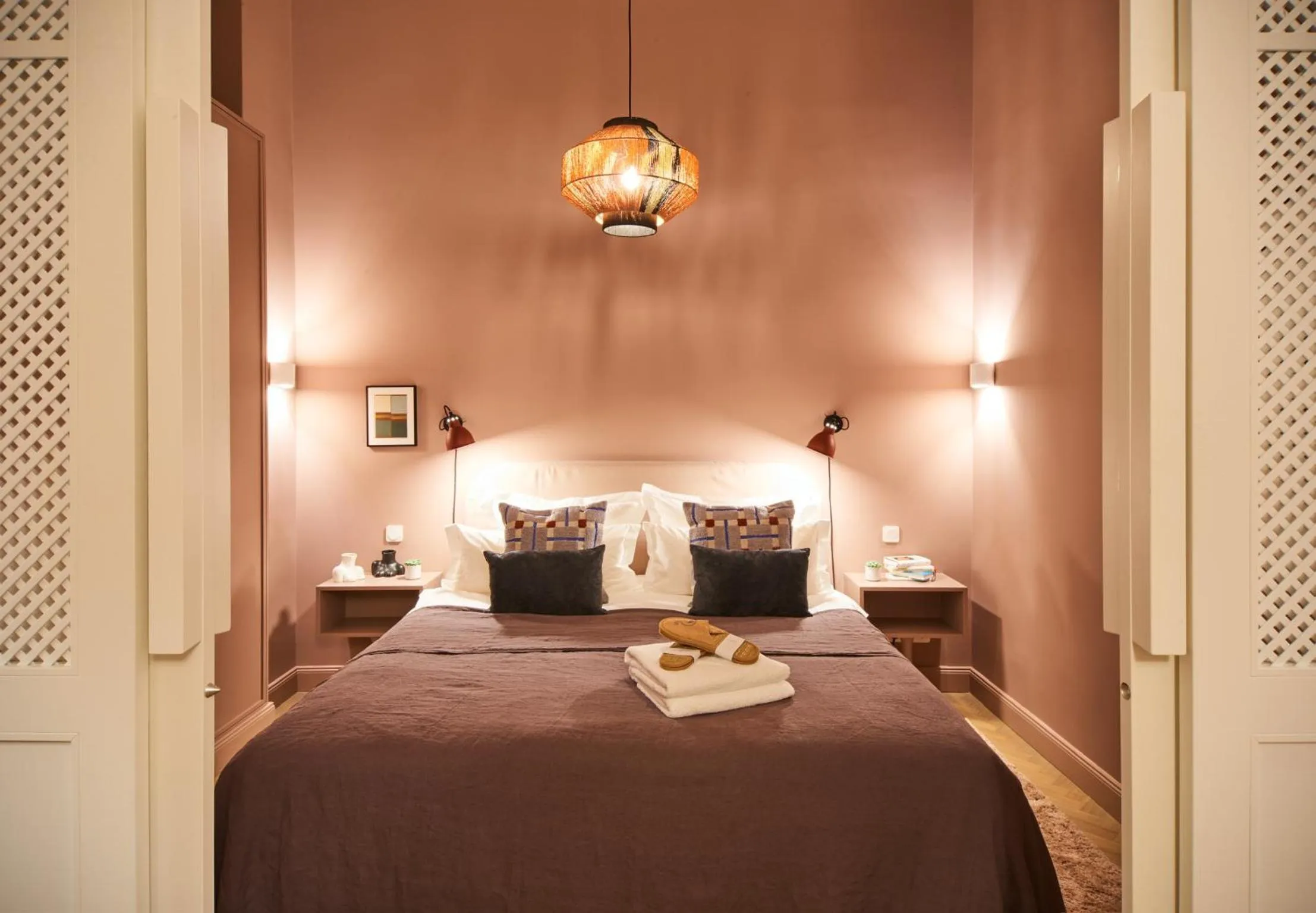 Bedroom, Bed in Cora Apartments