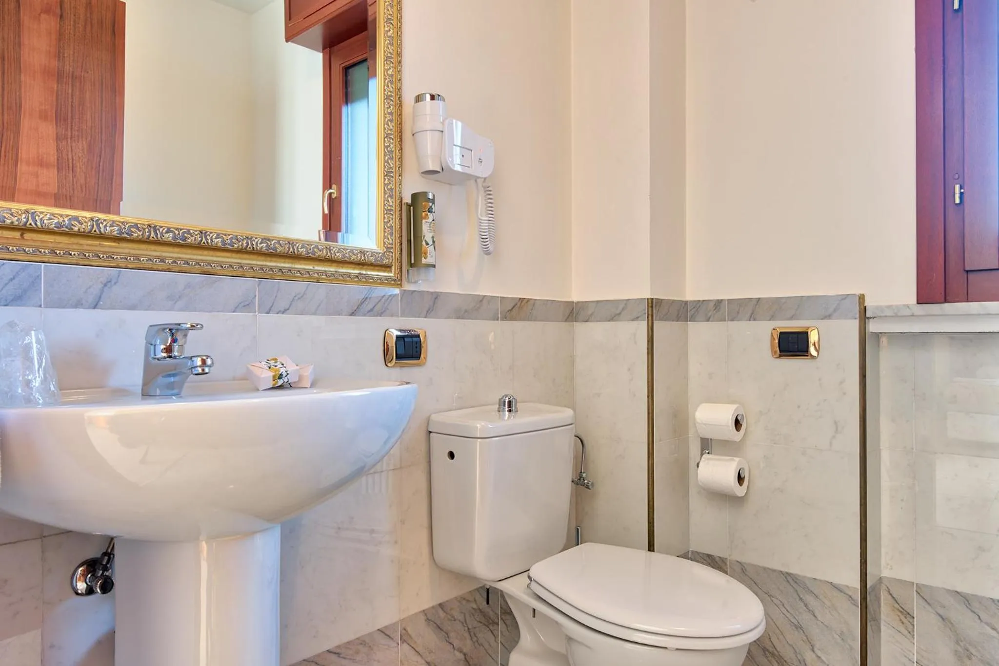 Bathroom in Albergo Villa Priula