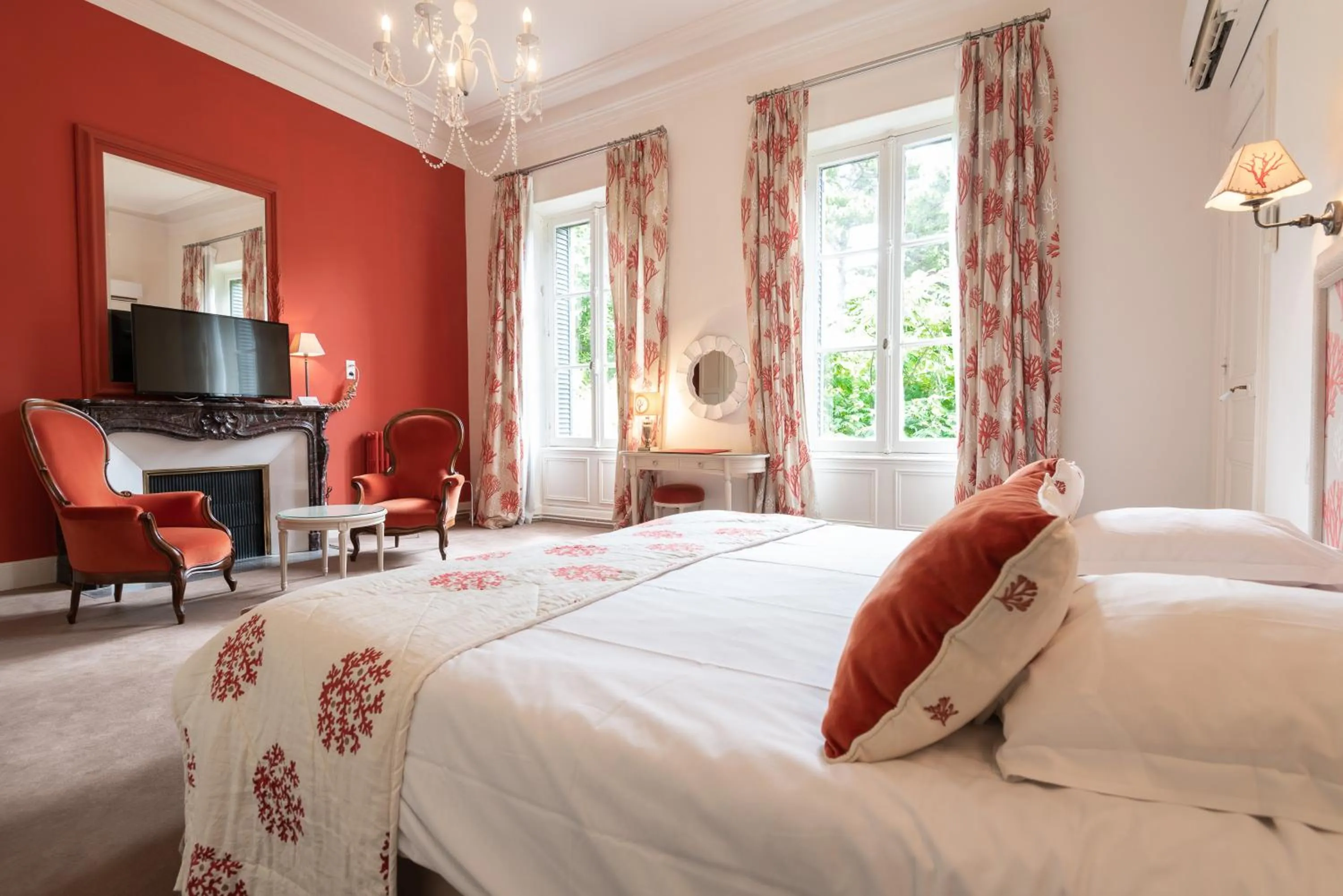 Photo of the whole room, Bed in Domaine d'Auriac - Relais & Châteaux