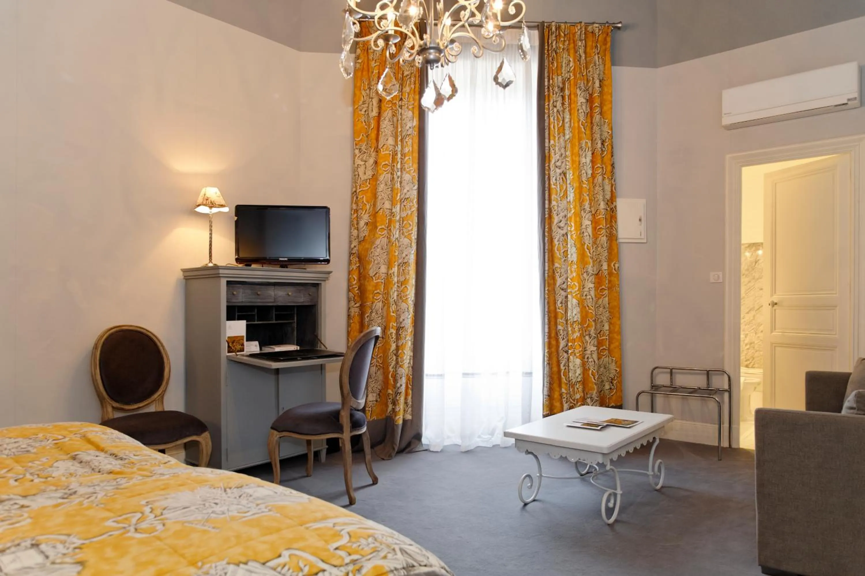 Photo of the whole room, Bed in Domaine d'Auriac - Relais & Châteaux