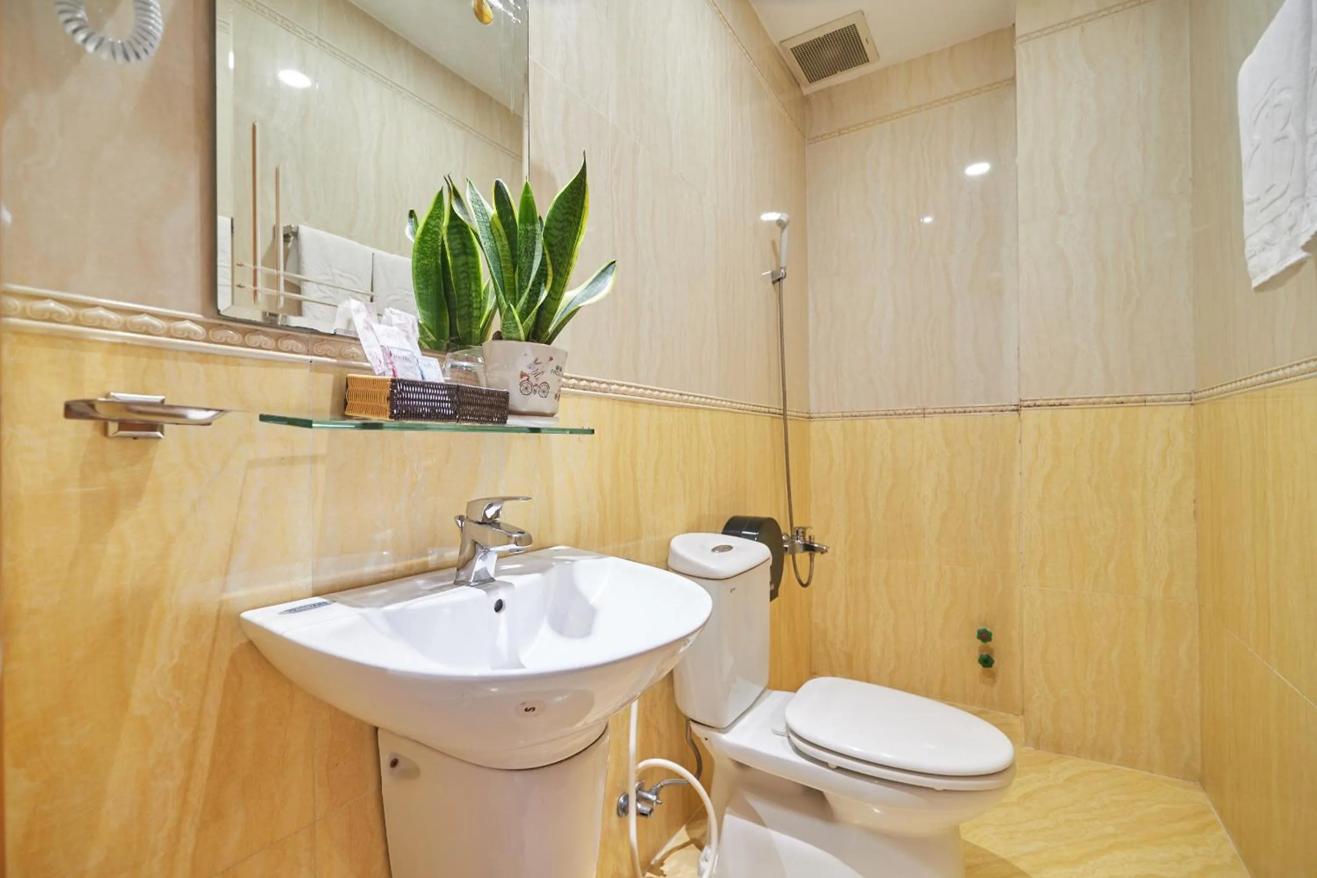 Bathroom in Bin Bin Hotel 2 - Near Him Lam D7