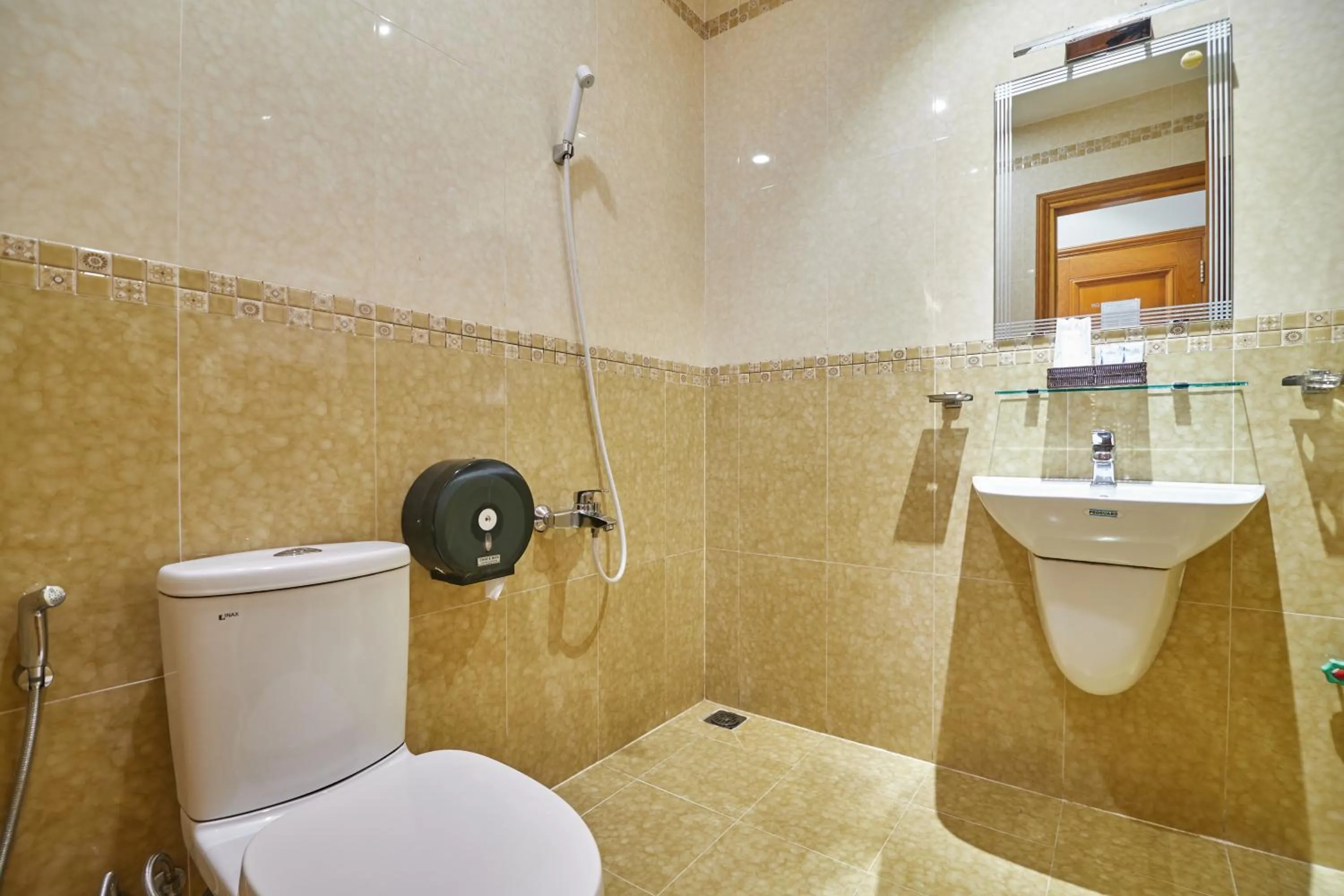 Toilet in Bin Bin Hotel 2 - Near Him Lam D7