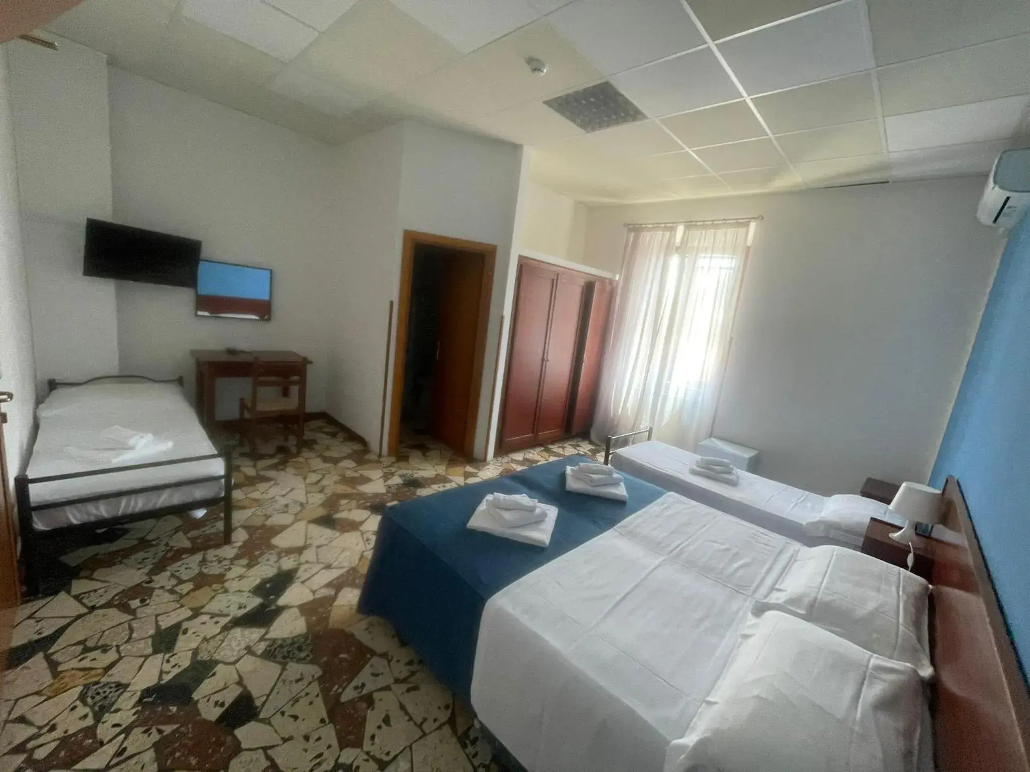 Standard Quadruple Room with Beach Package in Hotel Mercede 2 Standard Quadruple Room with Beach Package in Hotel Mercede 2