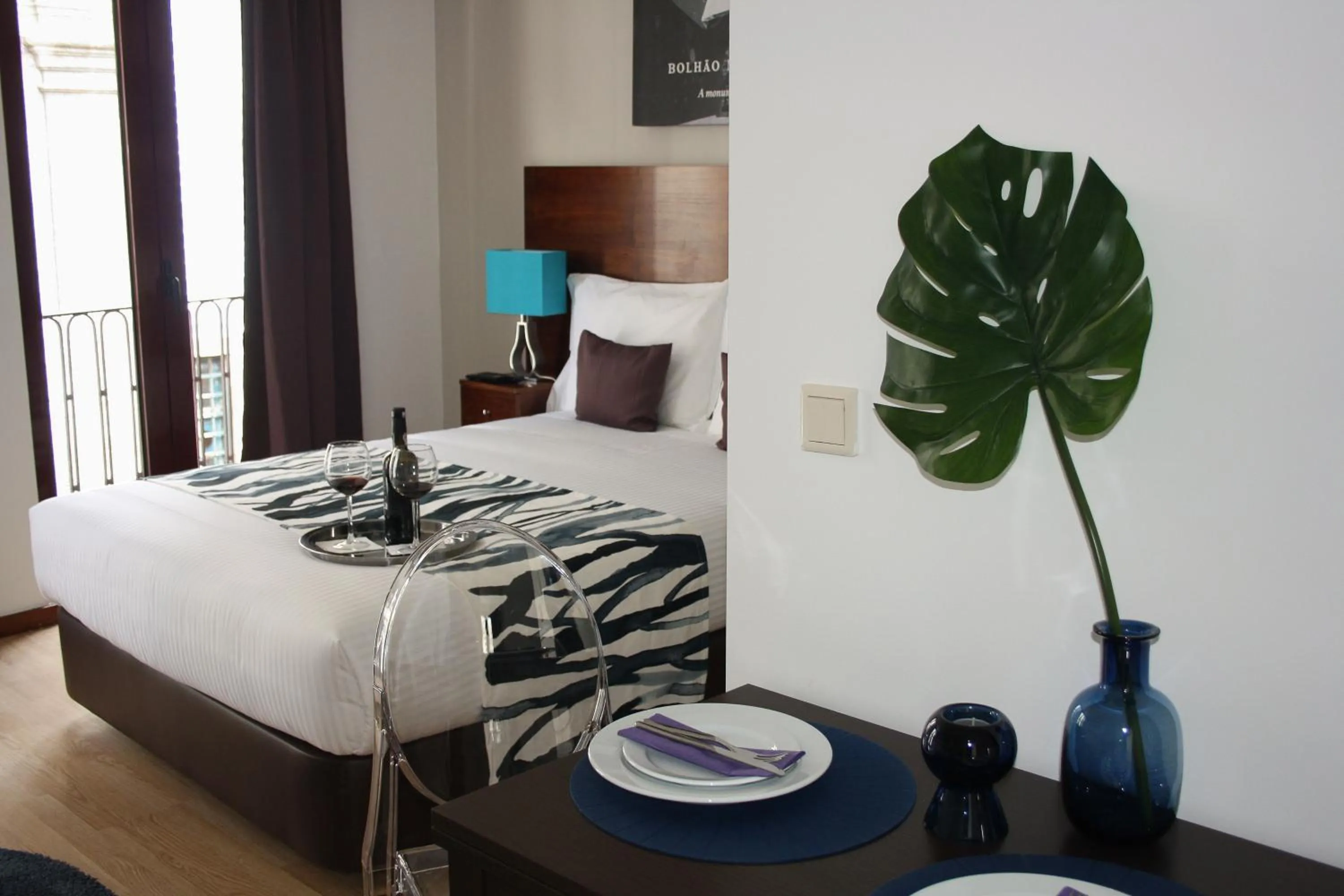 Dining area, Bed in Nations Porto - Studios & Suites