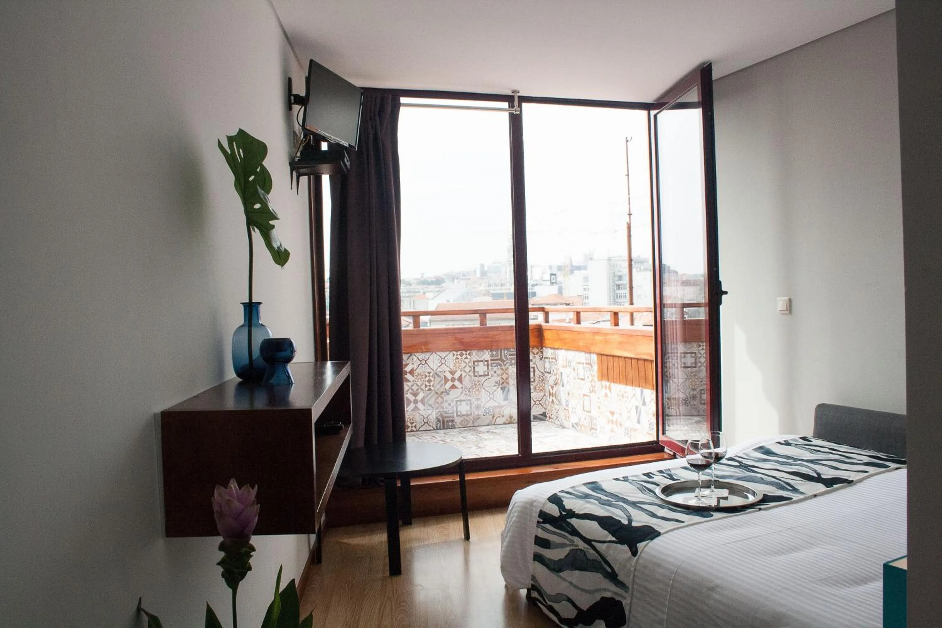 Balcony/Terrace, Bed in Nations Porto - Studios & Suites