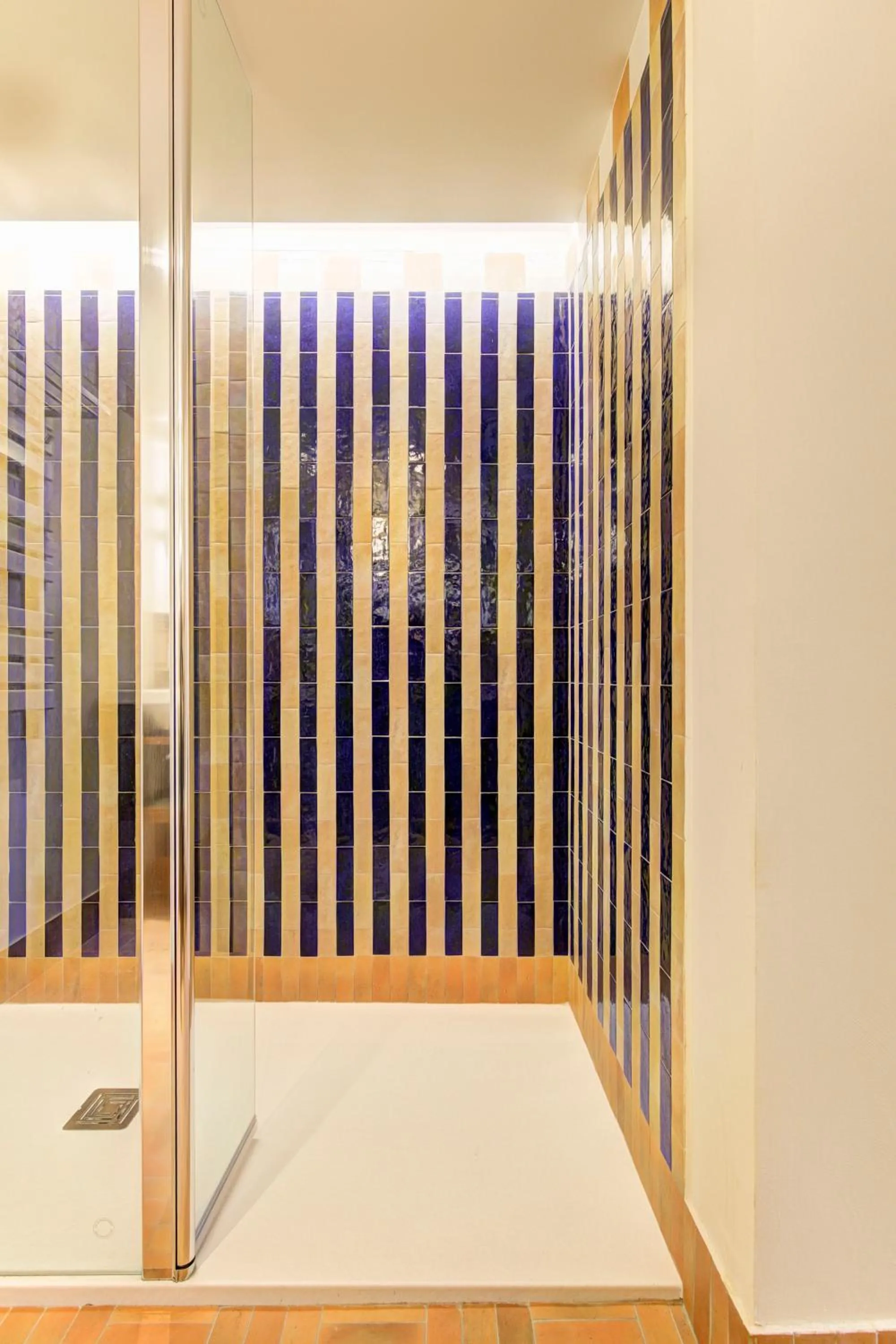 Shower in Hôtel Gabriel