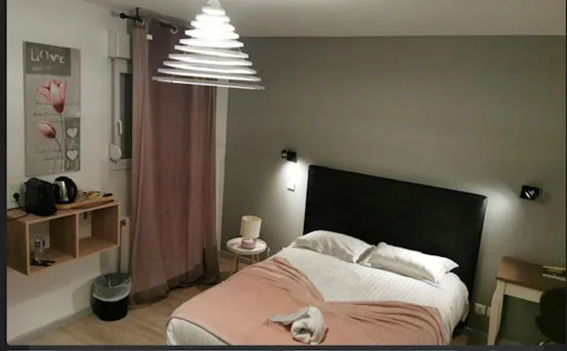 Bed in Logis Hotel- Restaurant La Haie Des Vignes Séminaires et Evènementiel