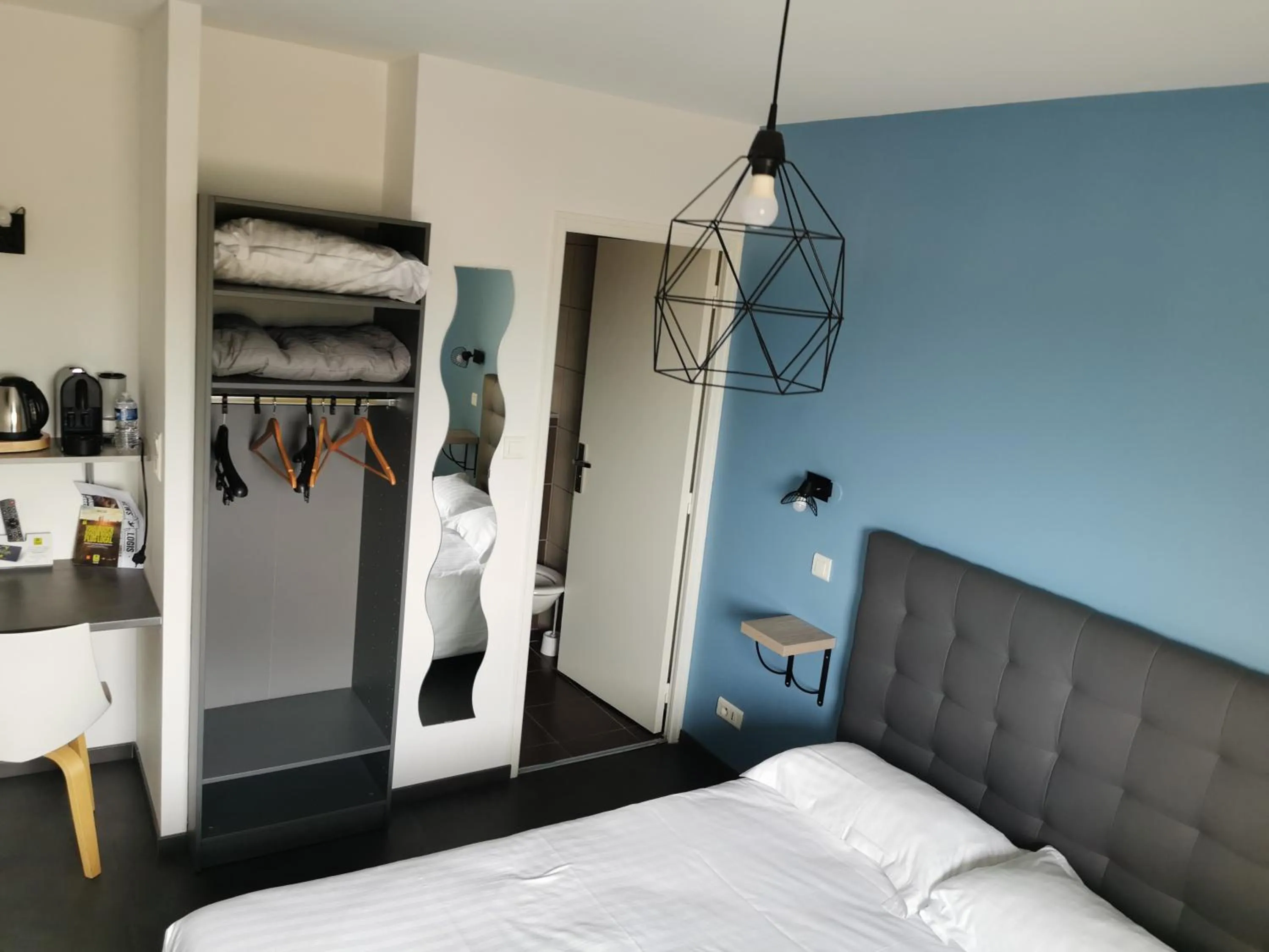 Bed in Logis Hotel- Restaurant La Haie Des Vignes Séminaires et Evènementiel