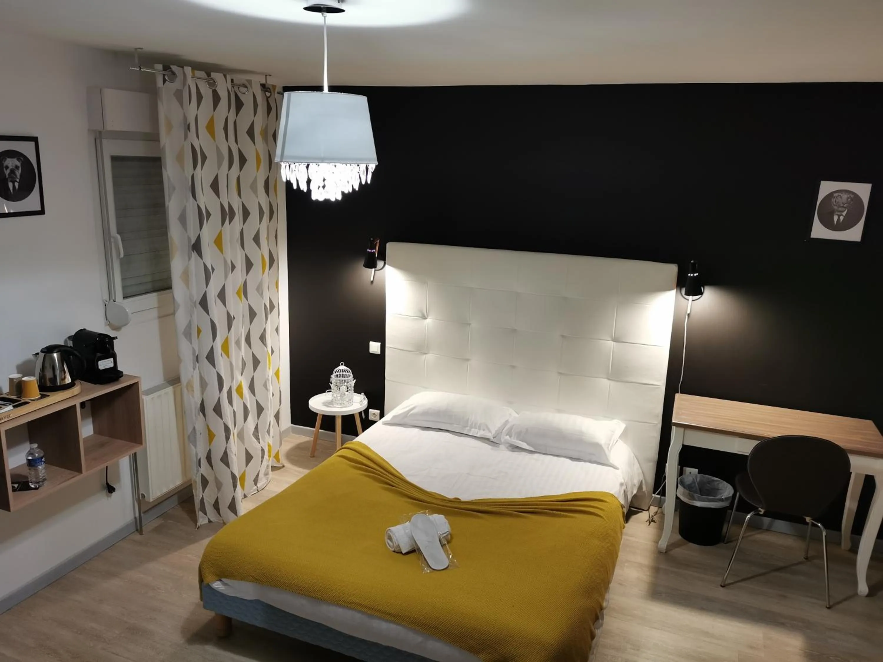 Bed in Logis Hotel- Restaurant La Haie Des Vignes Séminaires et Evènementiel