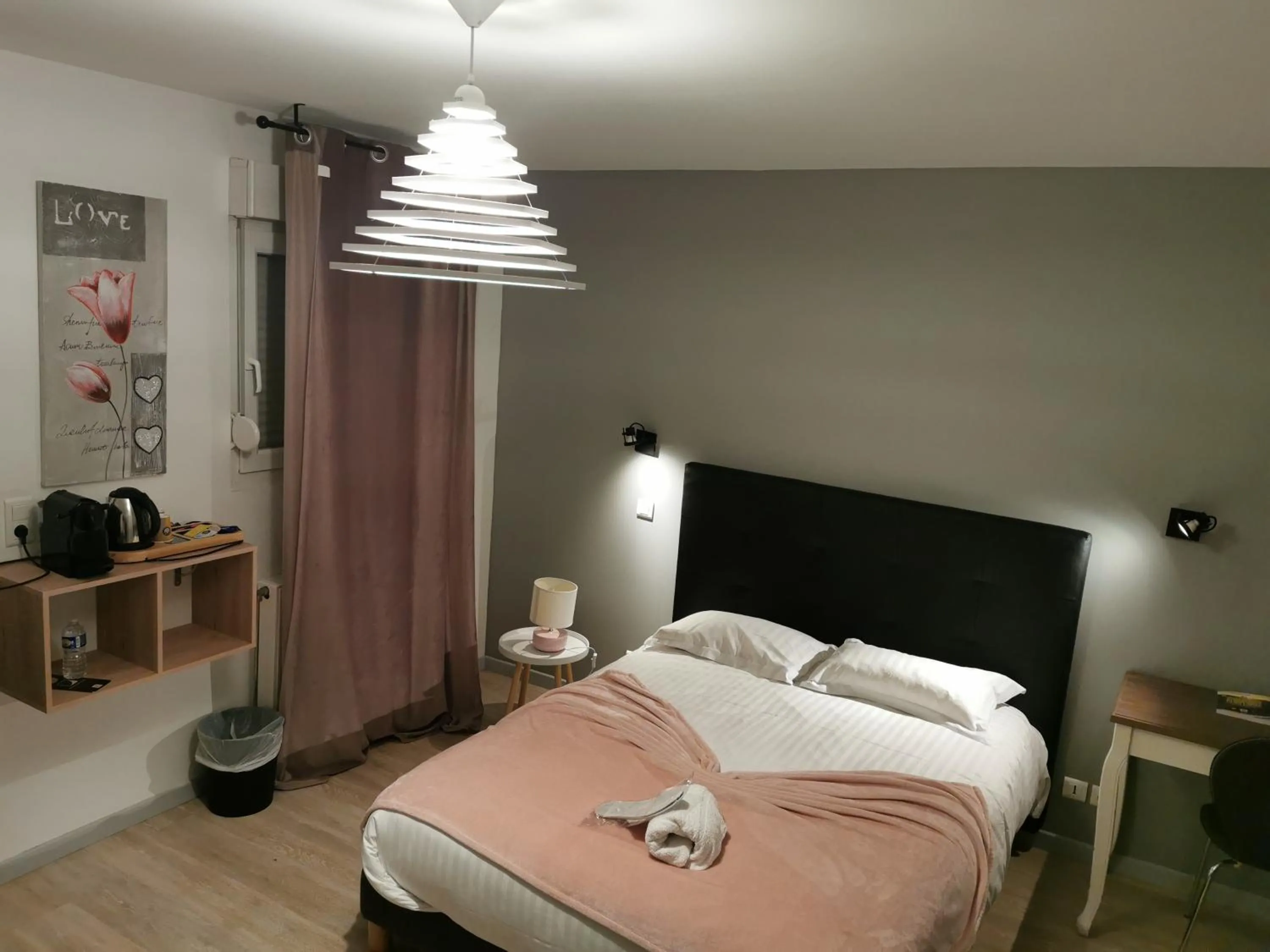 Bed in Logis Hotel- Restaurant La Haie Des Vignes Séminaires et Evènementiel