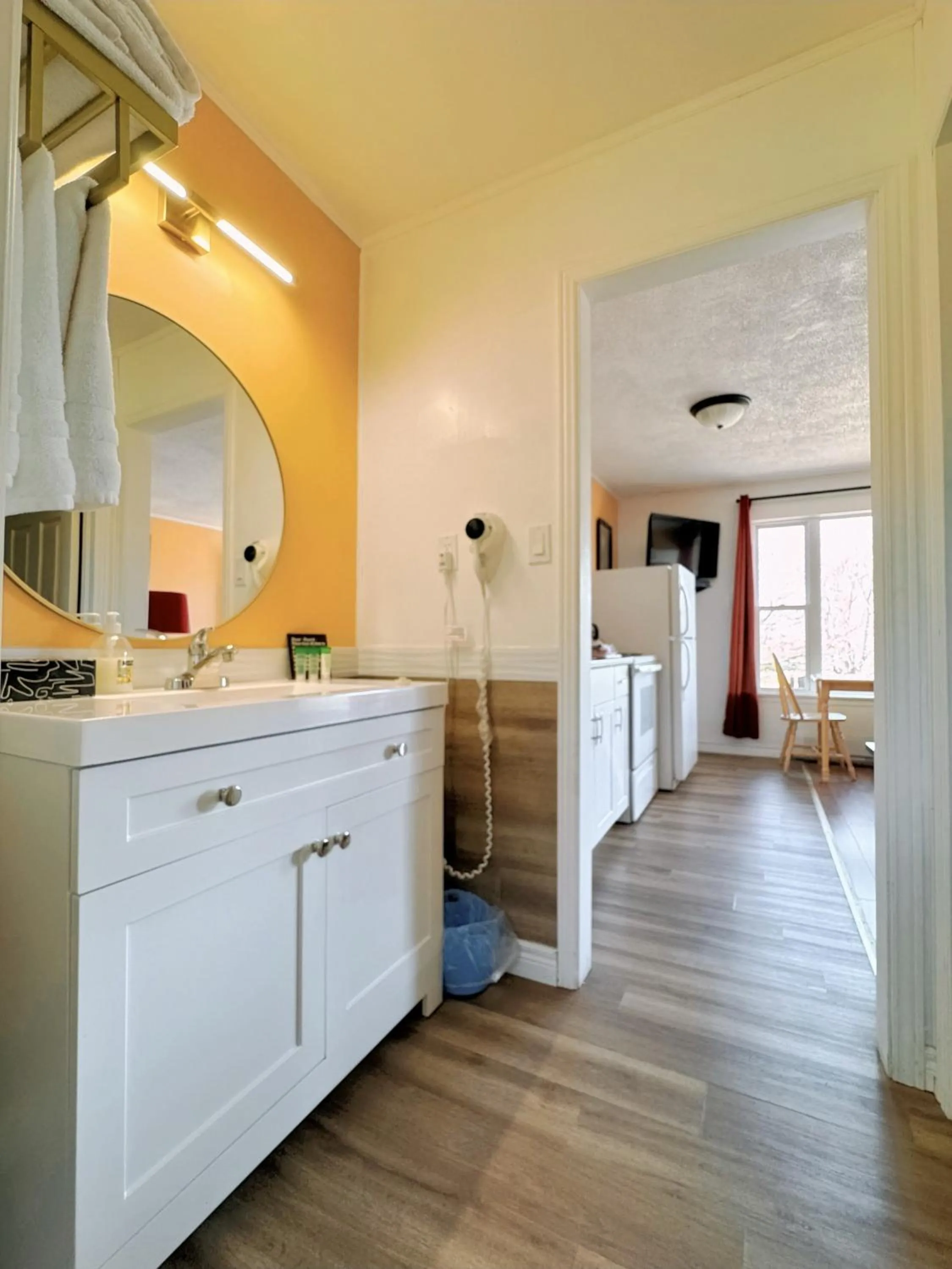 Kitchen or kitchenette in Fair Isle Motel