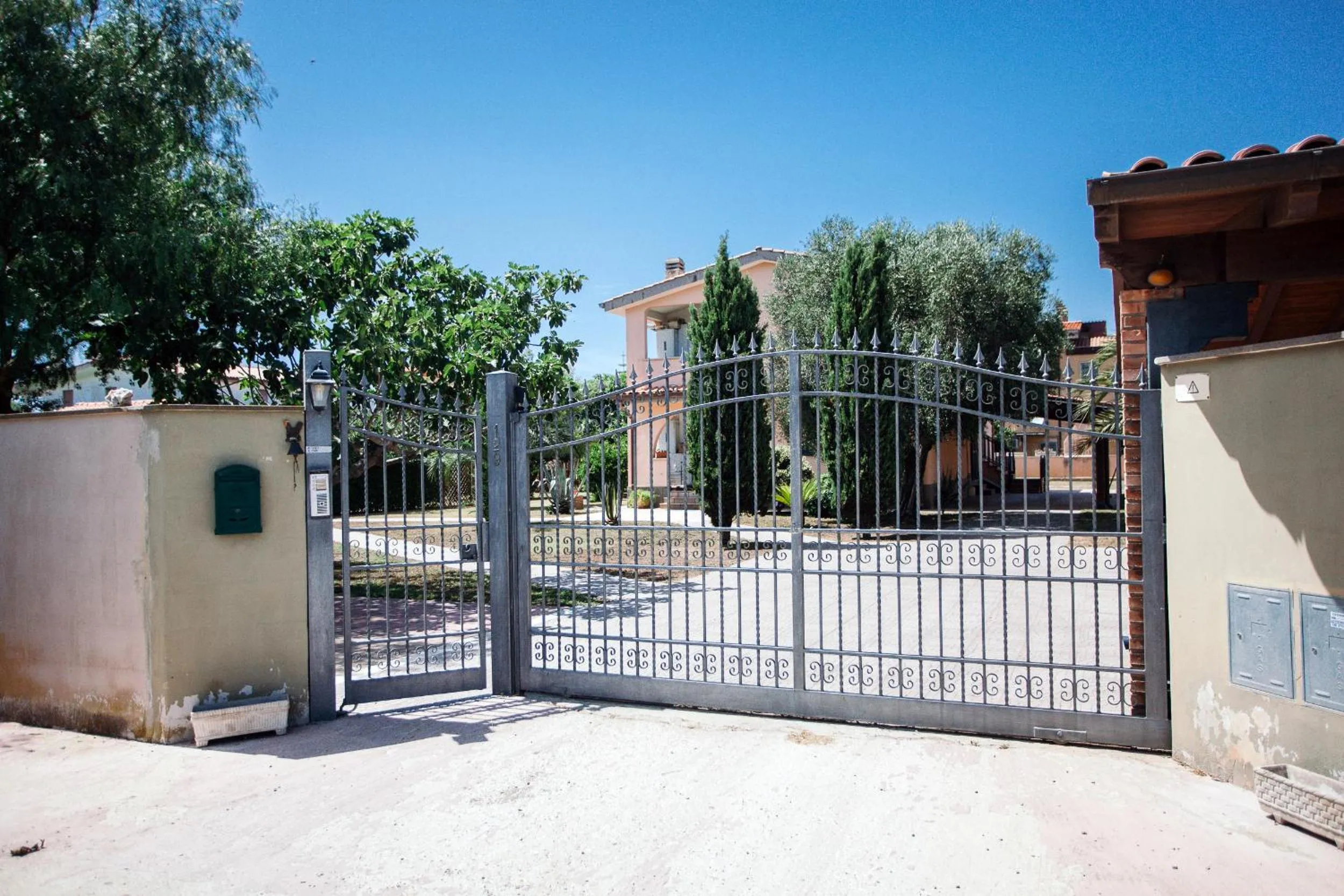 Area and facilities in Domus Leonardo-Private Free Parking