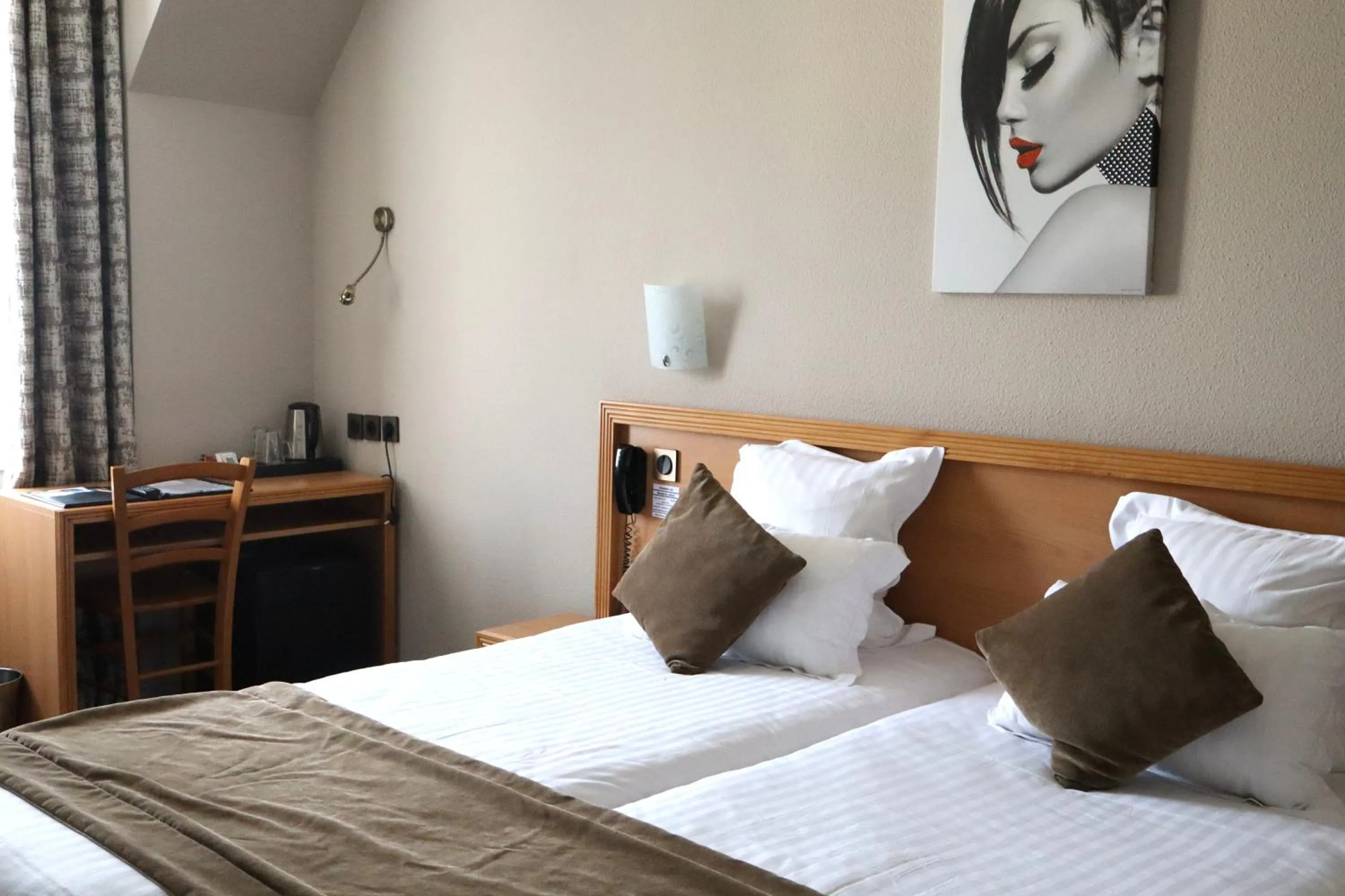 Bed in Hôtel Le Vouglans - Restaurant La Valouse