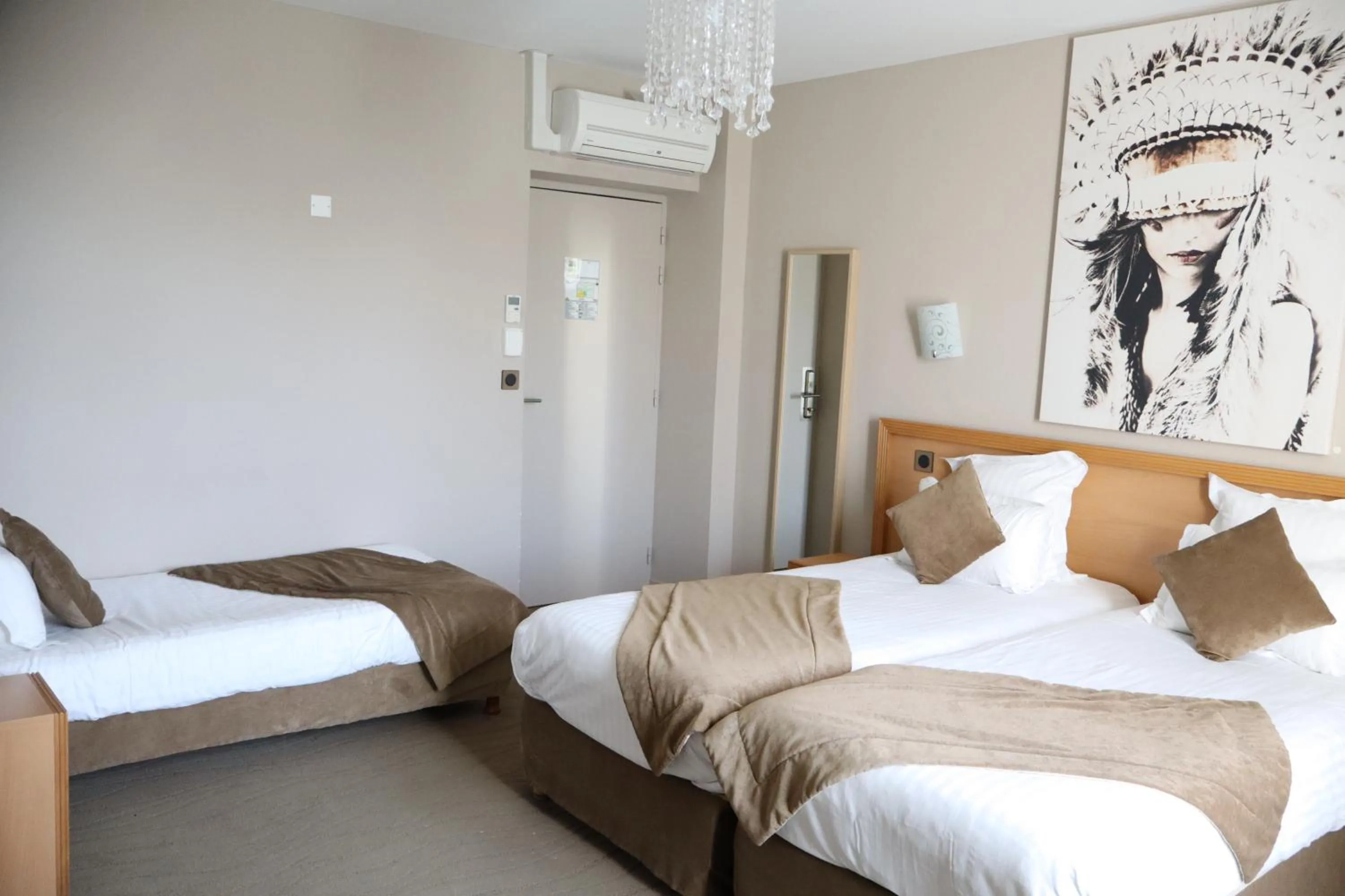 Bed in Hôtel Le Vouglans - Restaurant La Valouse