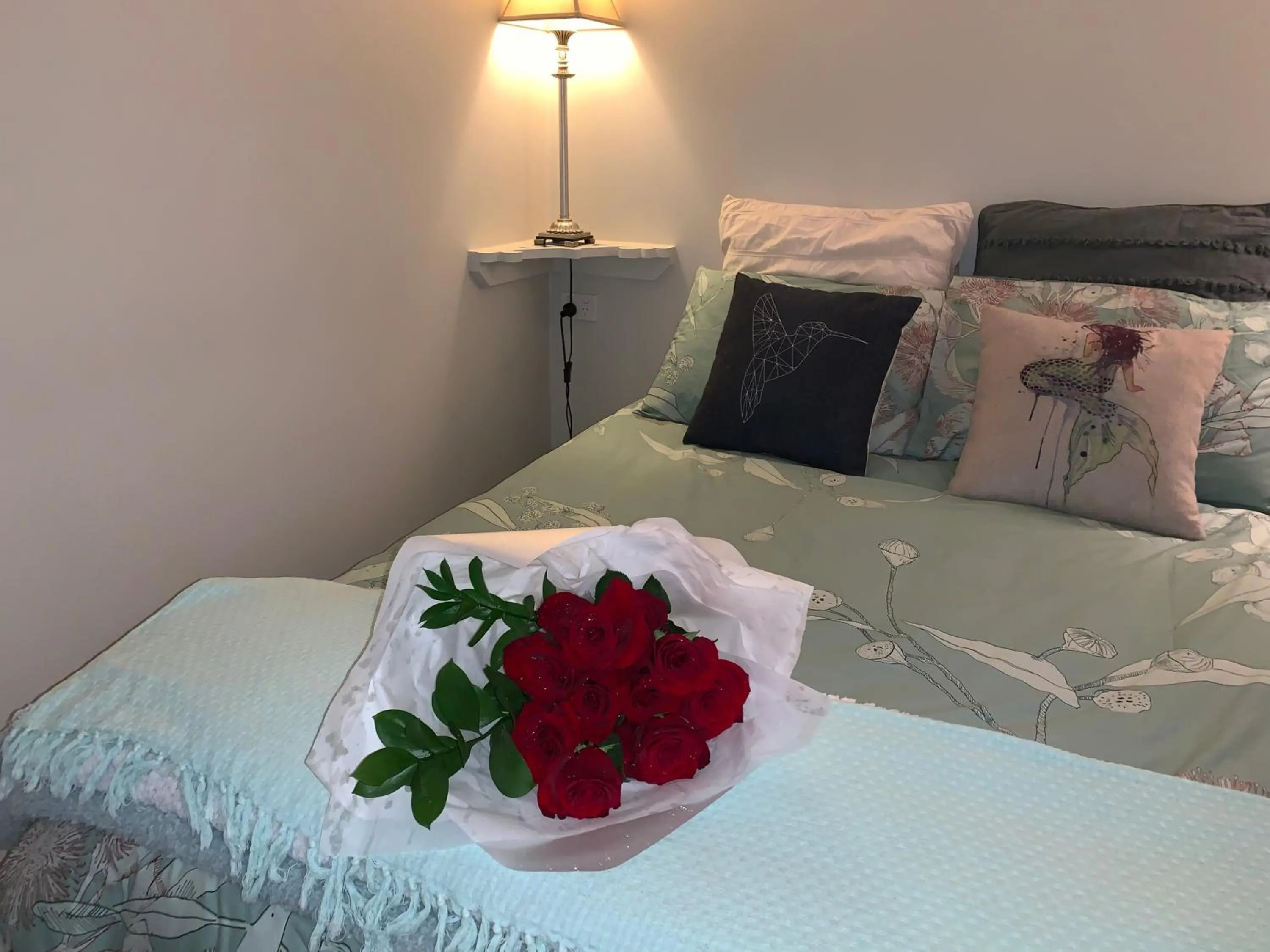 Bed in Churchill's B&B twin spa getaway Studio