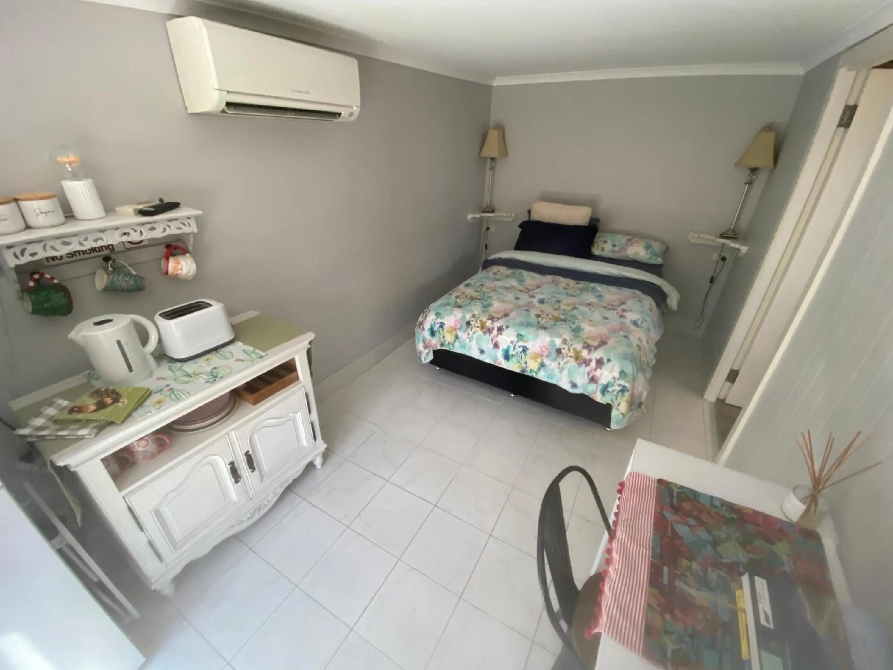 Bed in Churchill's B&B twin spa getaway Studio