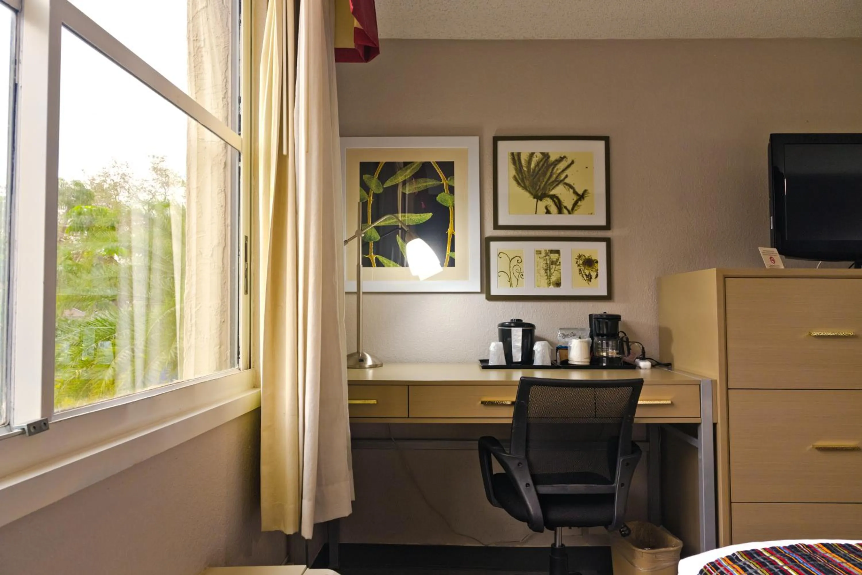 Coffee/tea facilities in The Palms Inn & Suites Miami, Kendall, FL