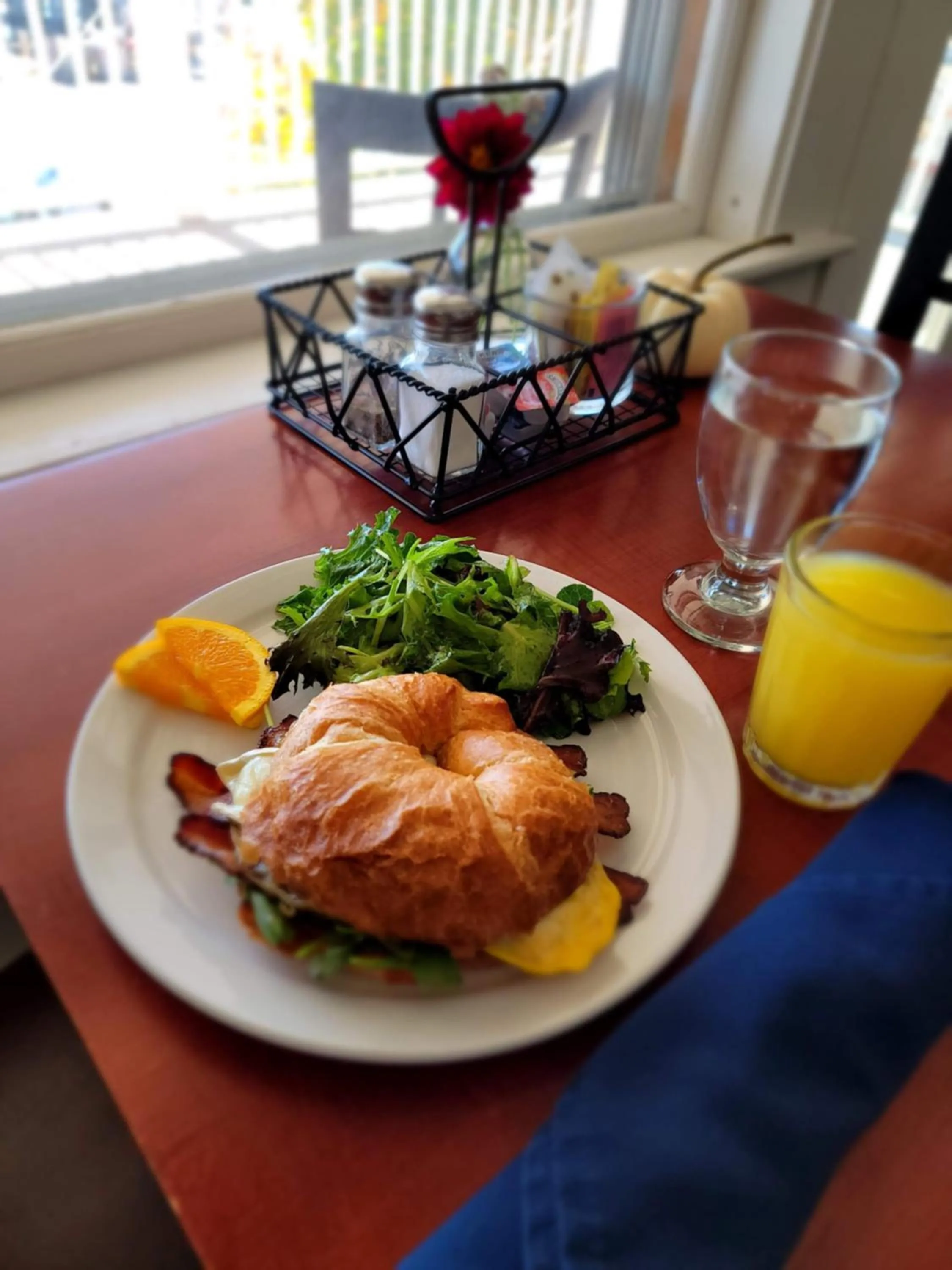 Breakfast in East Wind Inn & Suites